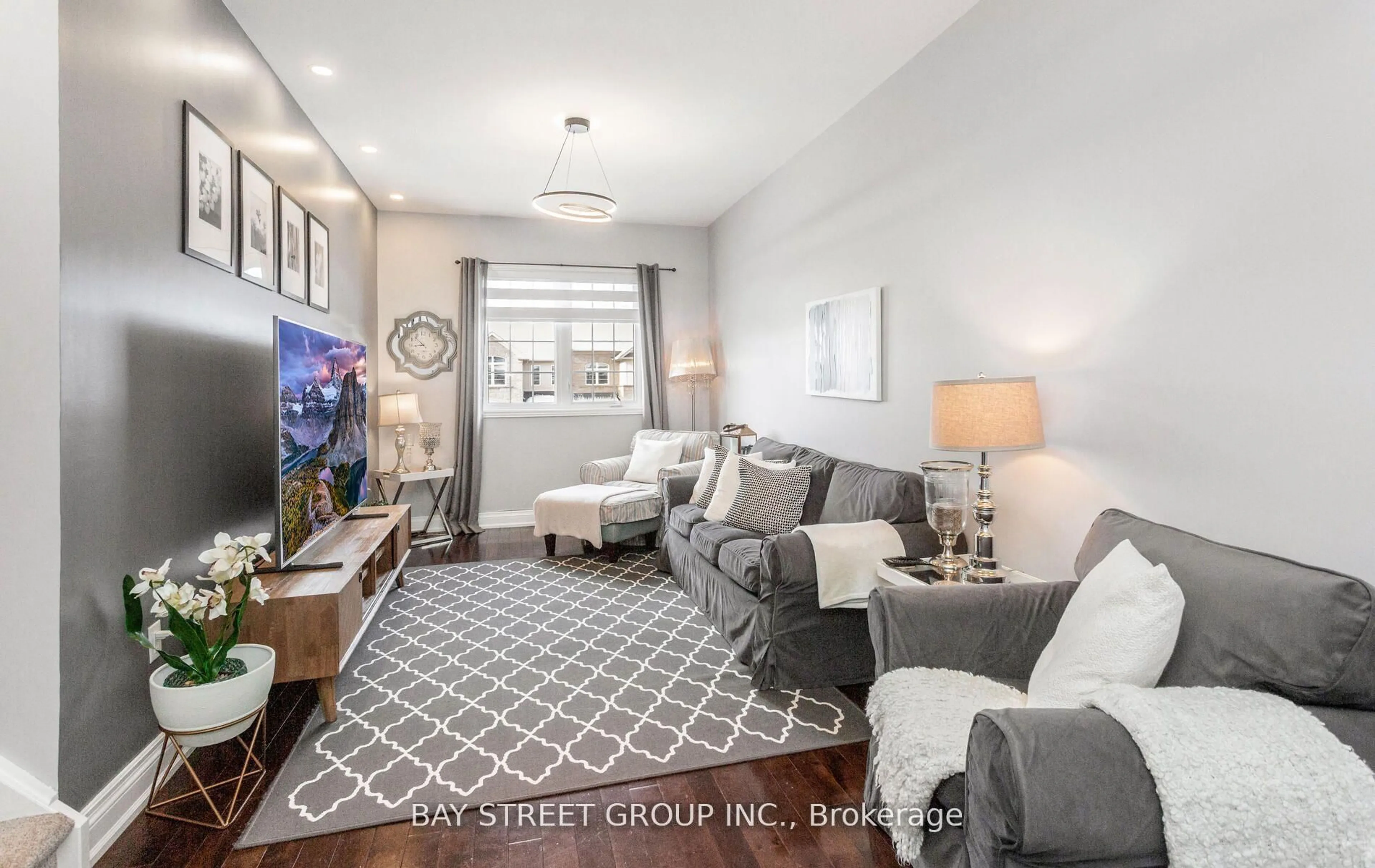 Living room with furniture, unknown for 4238 Thomas Alton Blvd, Burlington Ontario L7M 0M7
