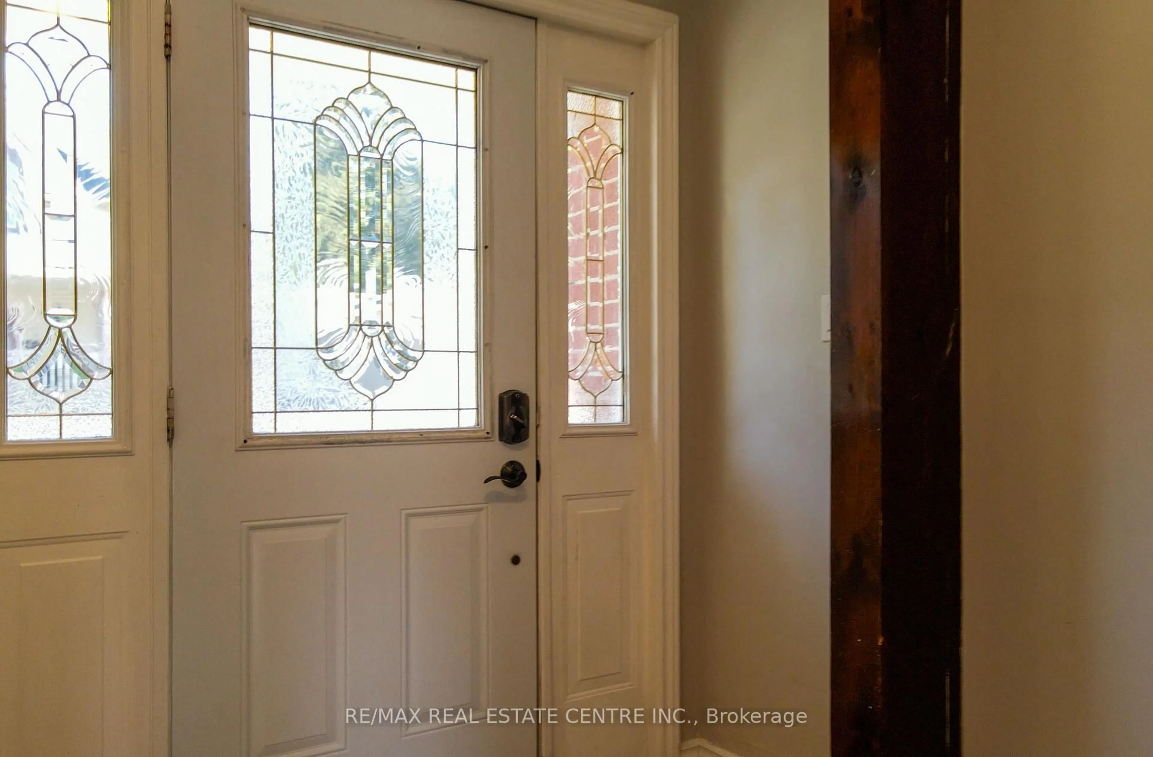 Indoor entryway for 17B Amanda St, Orangeville Ontario L9W 2J9