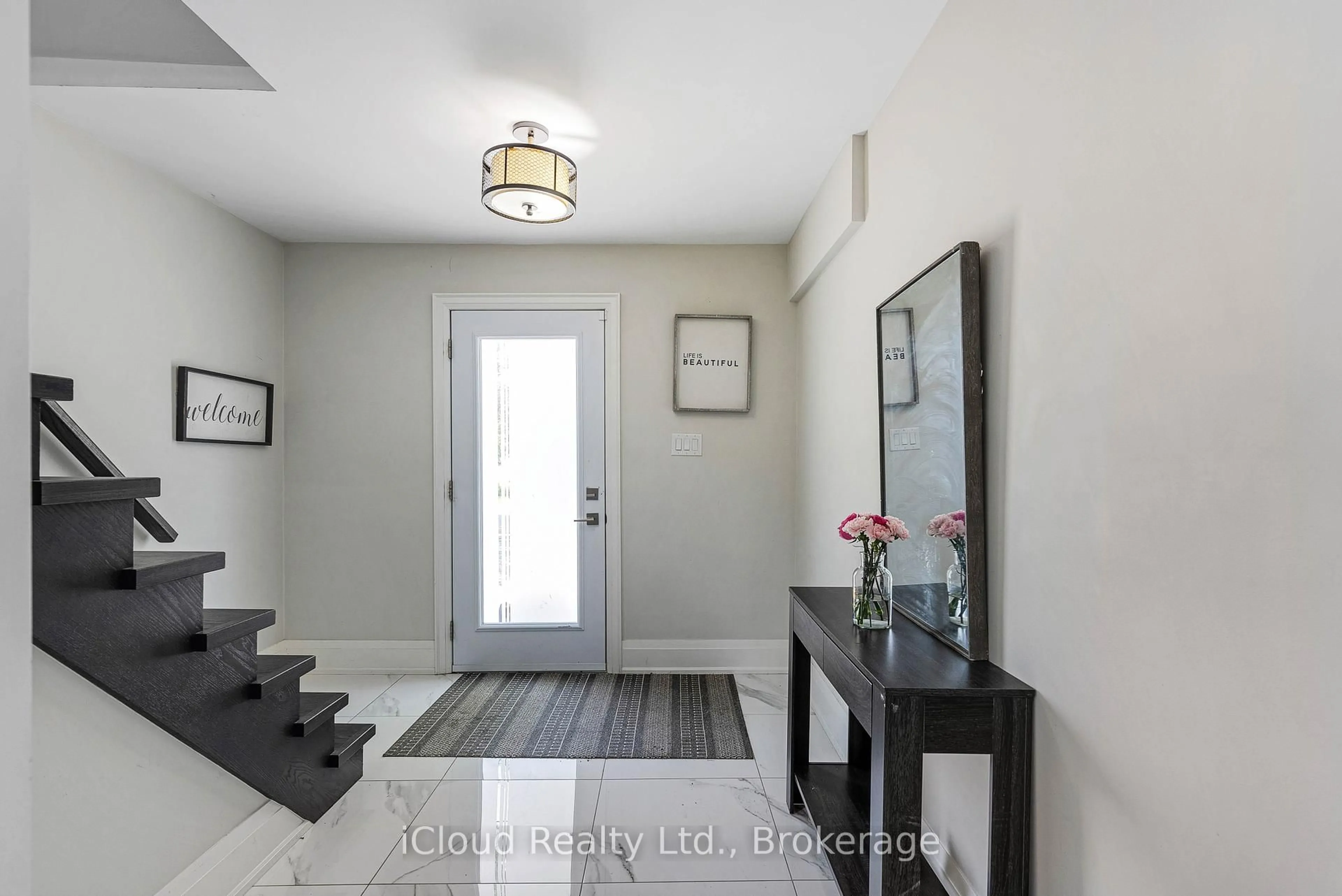 Indoor entryway for 34 Mercer Dr, Brampton Ontario L6X 1B4