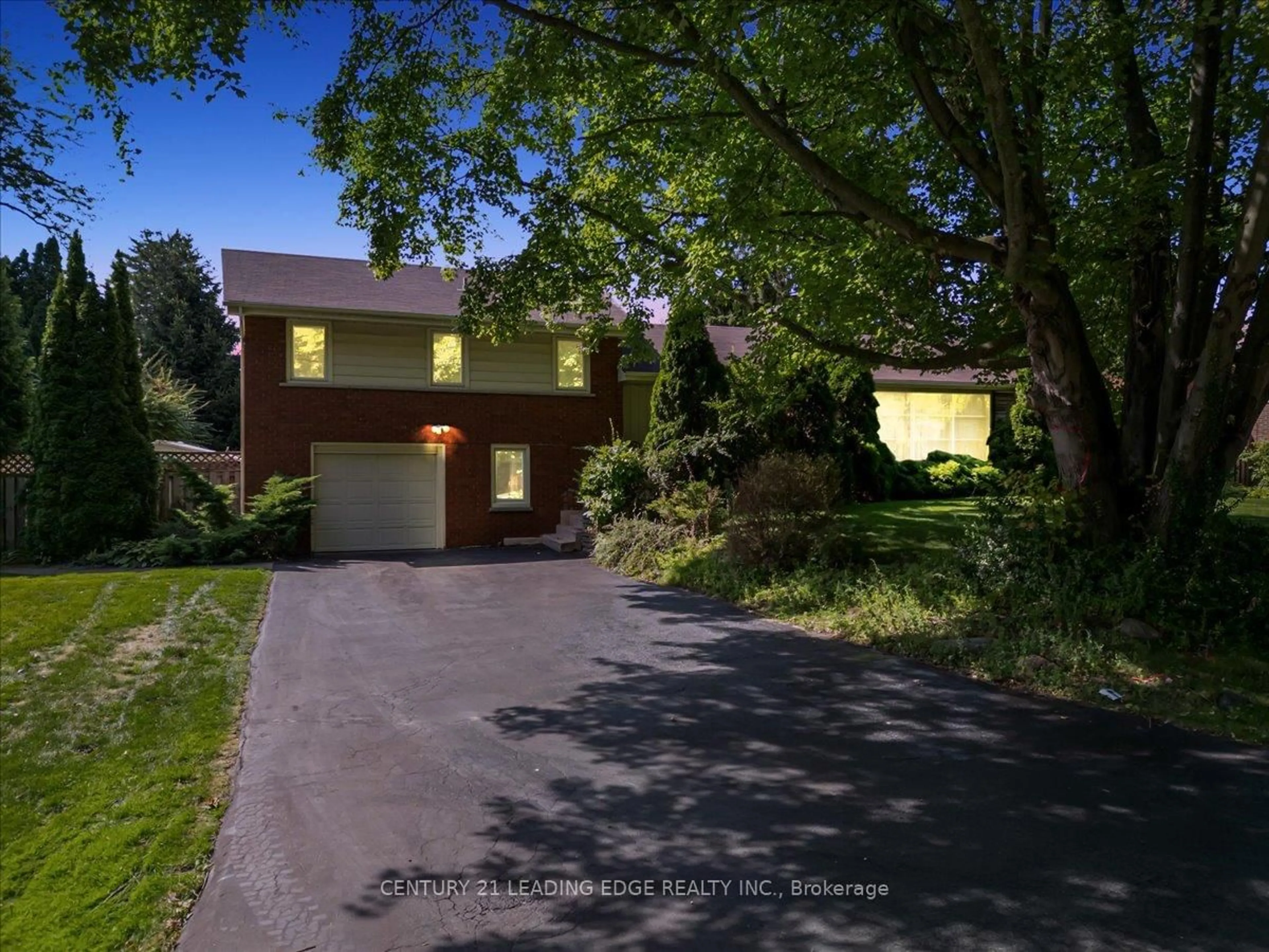 A pic from outside/outdoor area/front of a property/back of a property/a pic from drone, street for 808 Falcon Blvd, Burlington Ontario L7T 3B3