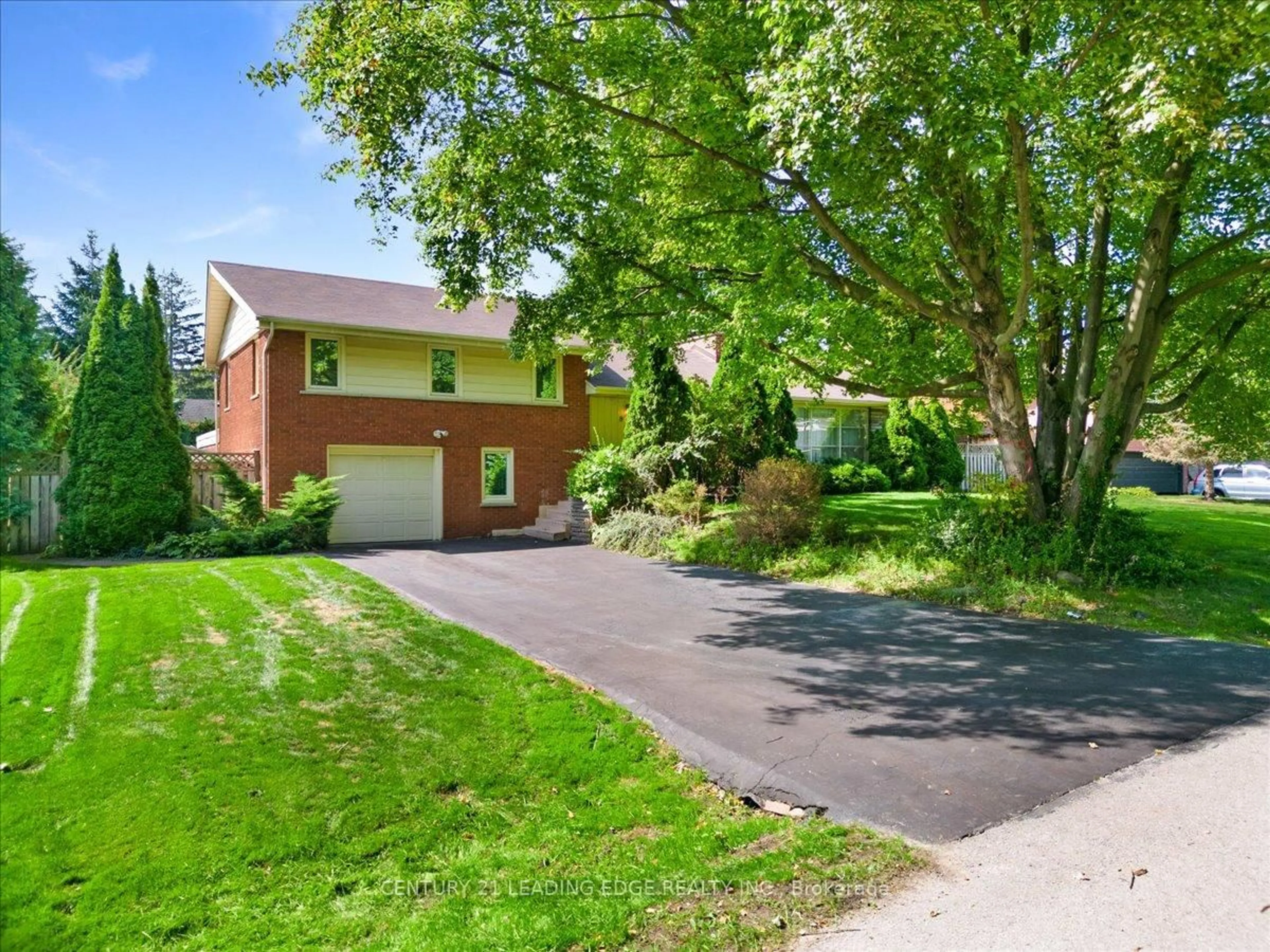 Home with brick exterior material, street for 808 Falcon Blvd, Burlington Ontario L7T 3B3