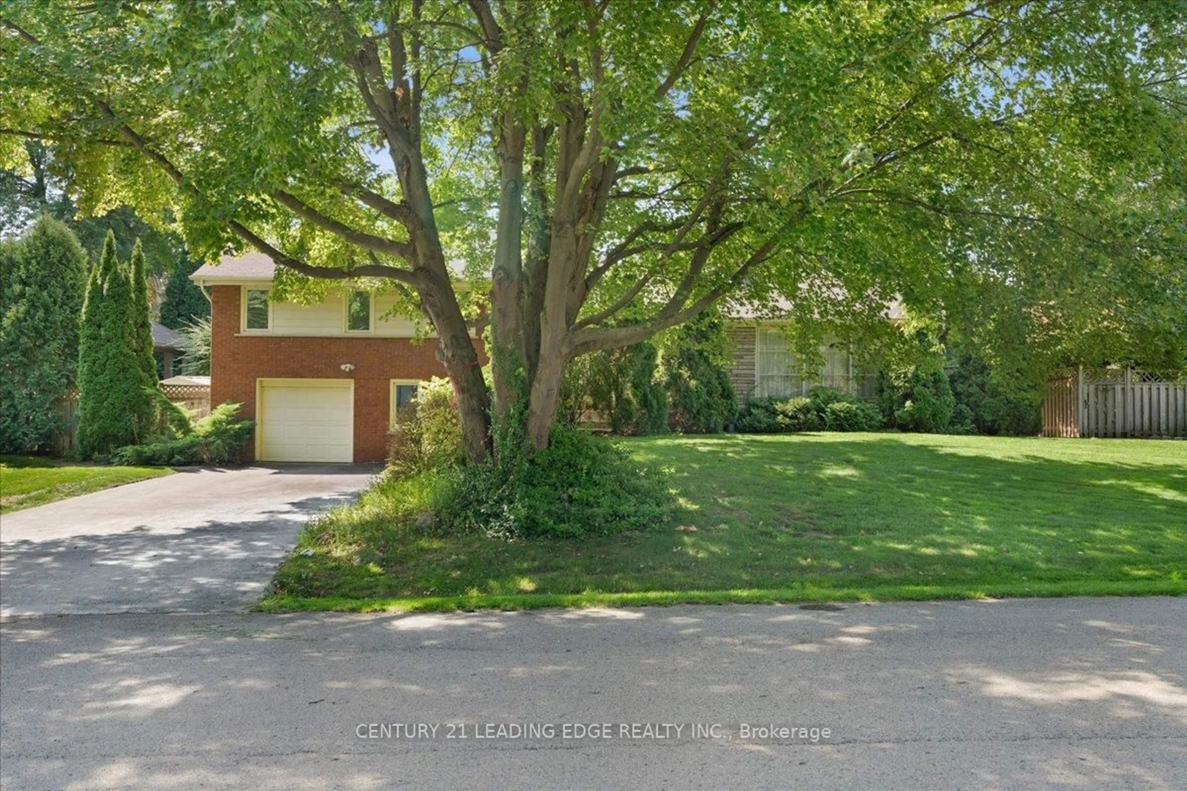 A pic from outside/outdoor area/front of a property/back of a property/a pic from drone, street for 808 Falcon Blvd, Burlington Ontario L7T 3B3