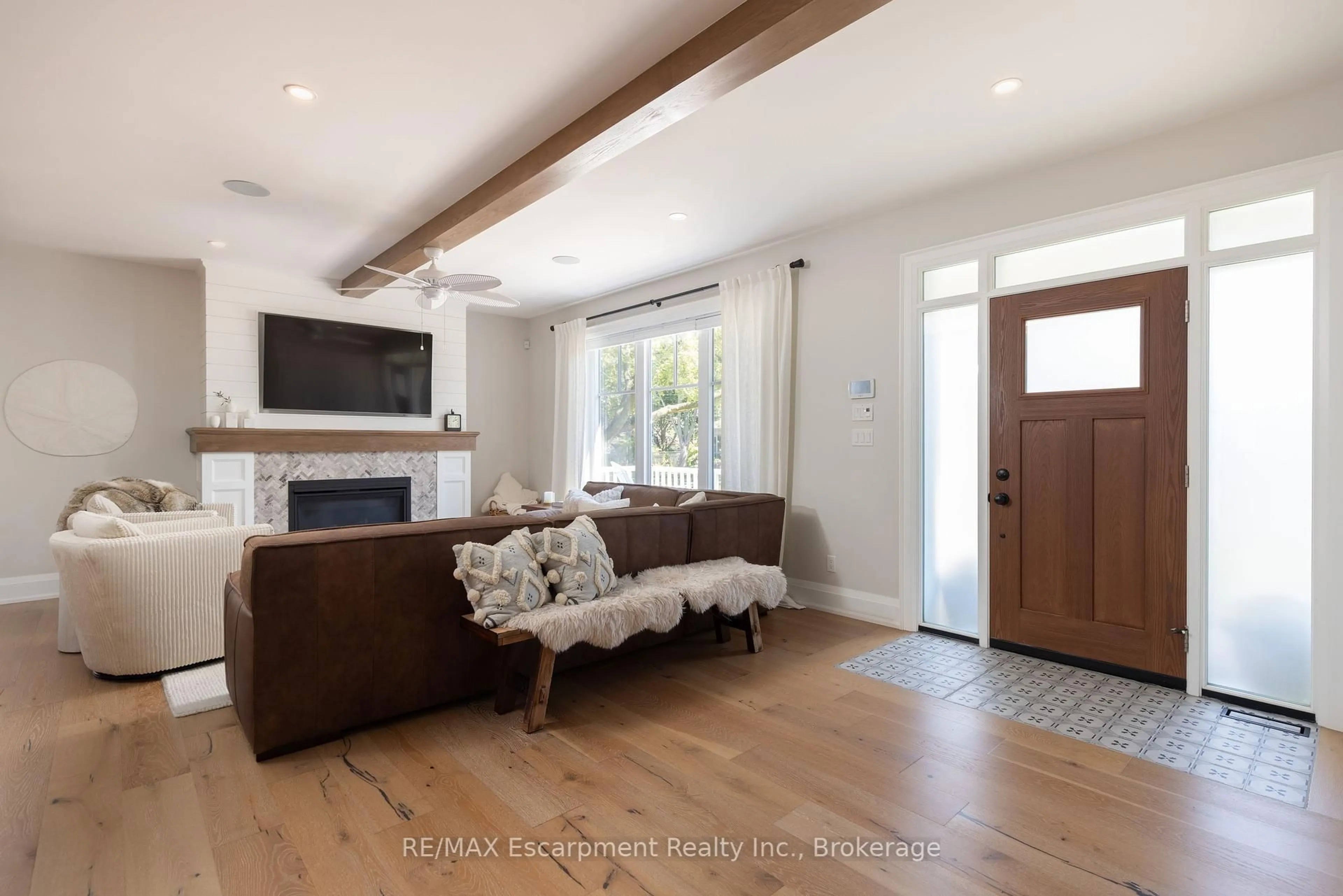 Living room with furniture, wood/laminate floor for 2195 Courtland Dr, Burlington Ontario L7R 1S2