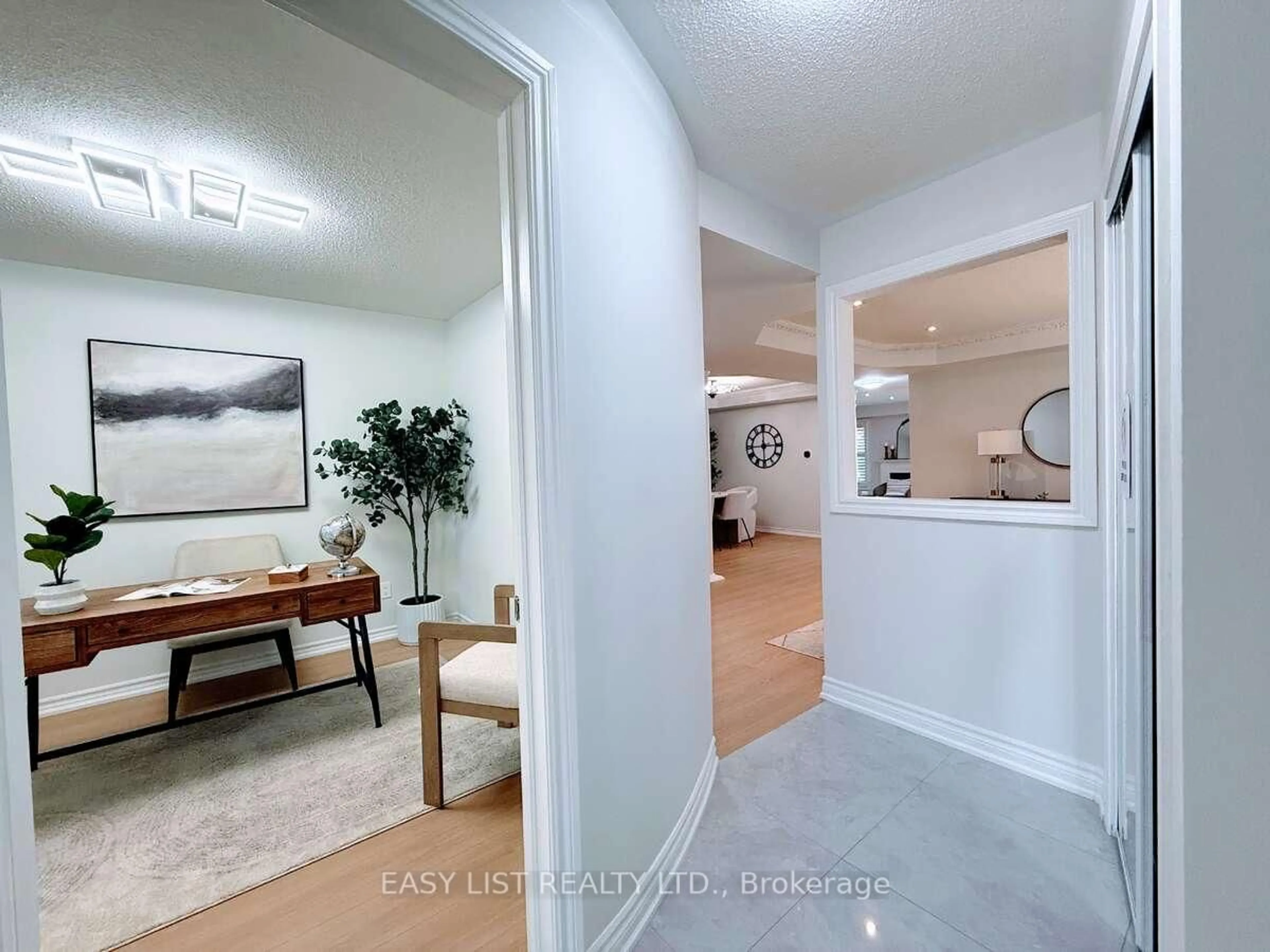 Indoor entryway for 7059 Magistrate Terr, Mississauga Ontario L5W 1E4