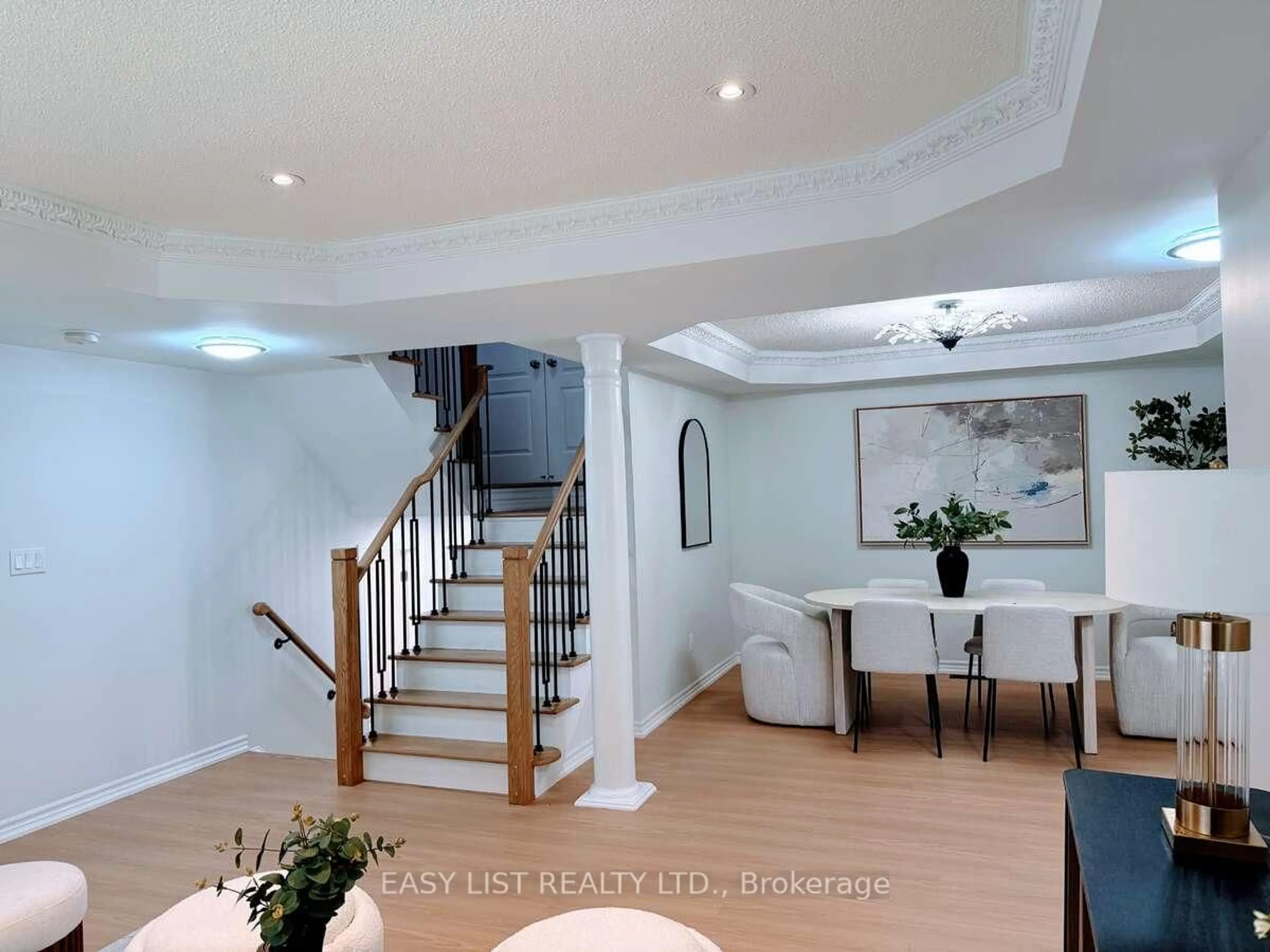 Indoor foyer for 7059 Magistrate Terr, Mississauga Ontario L5W 1E4