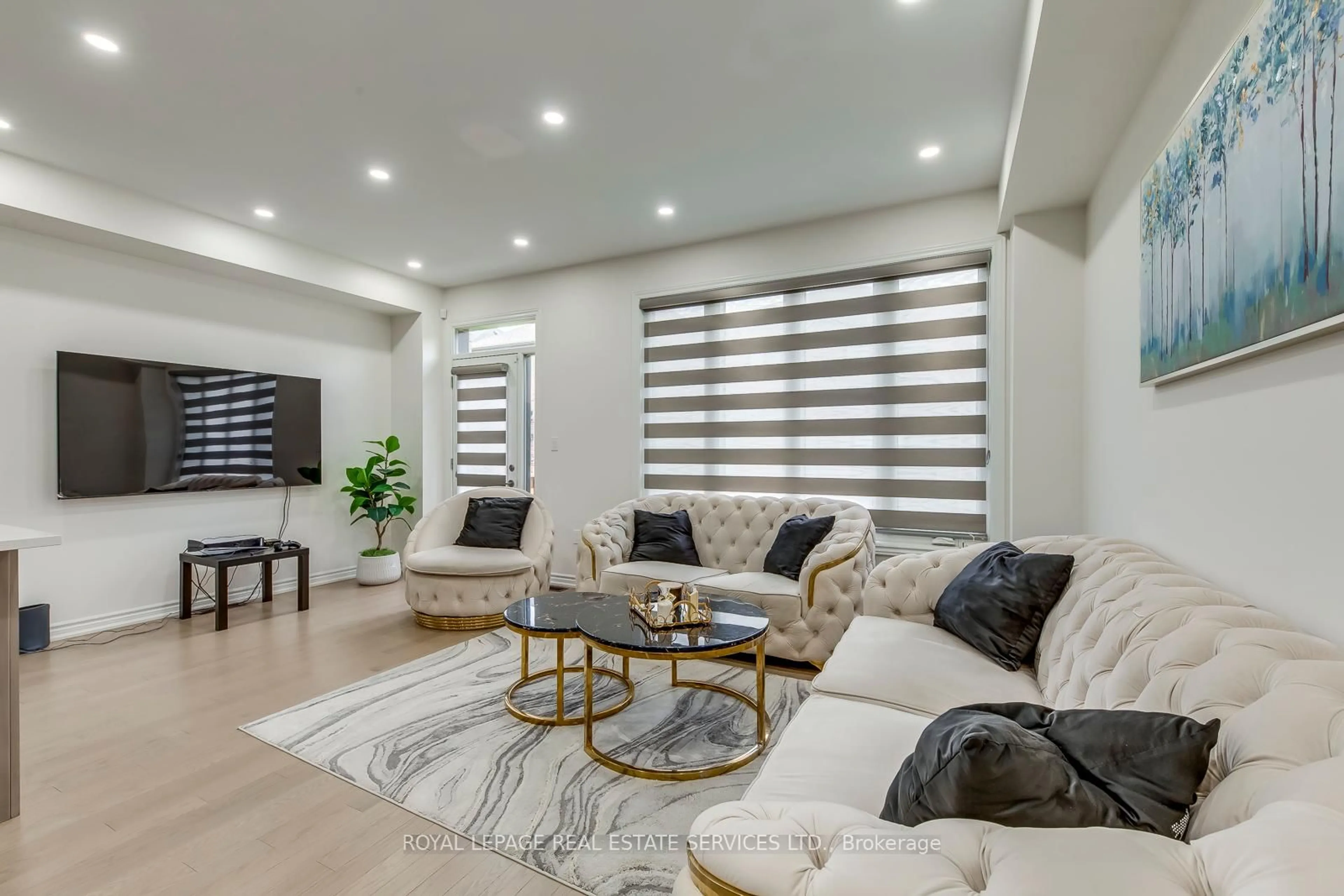 Living room with furniture, unknown for 595 Celandine Terr, Milton Ontario L9E 1Z7