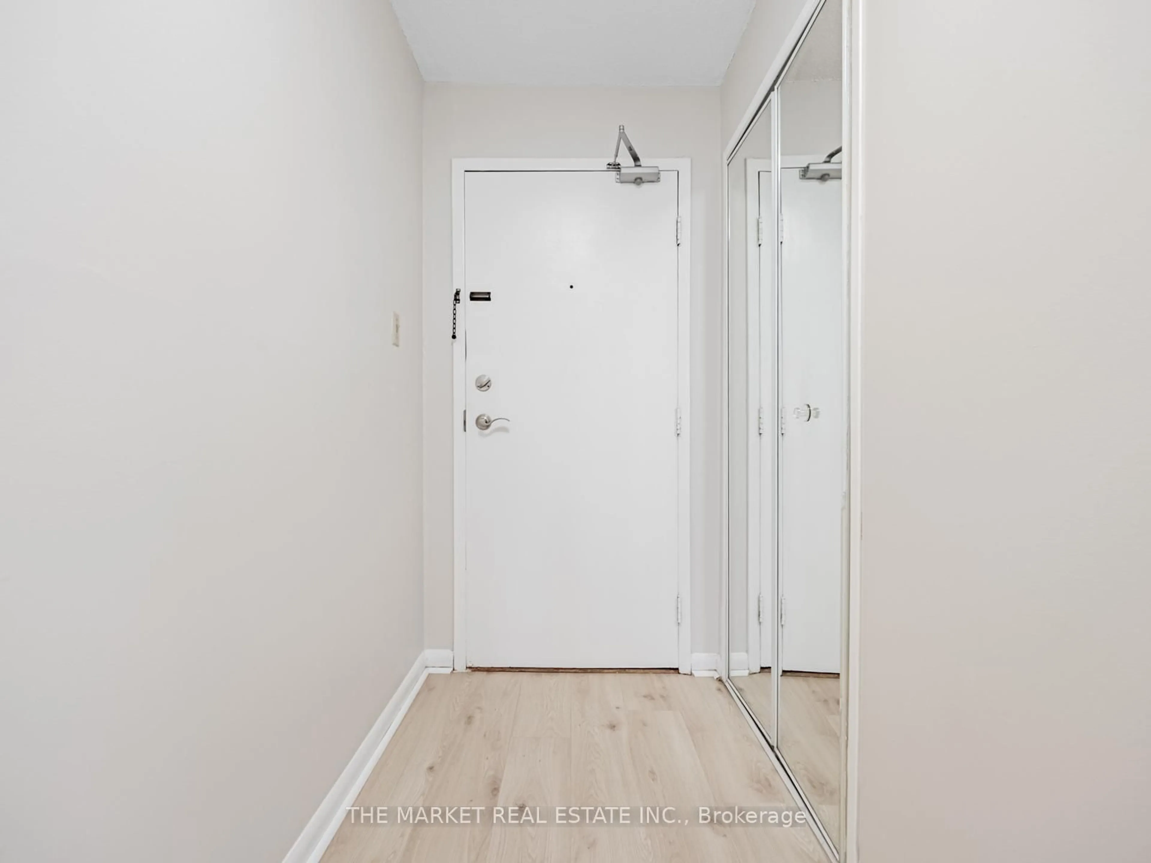 Indoor entryway for 1320 Mississauga Valley Blvd #507, Mississauga Ontario L5A 3S9
