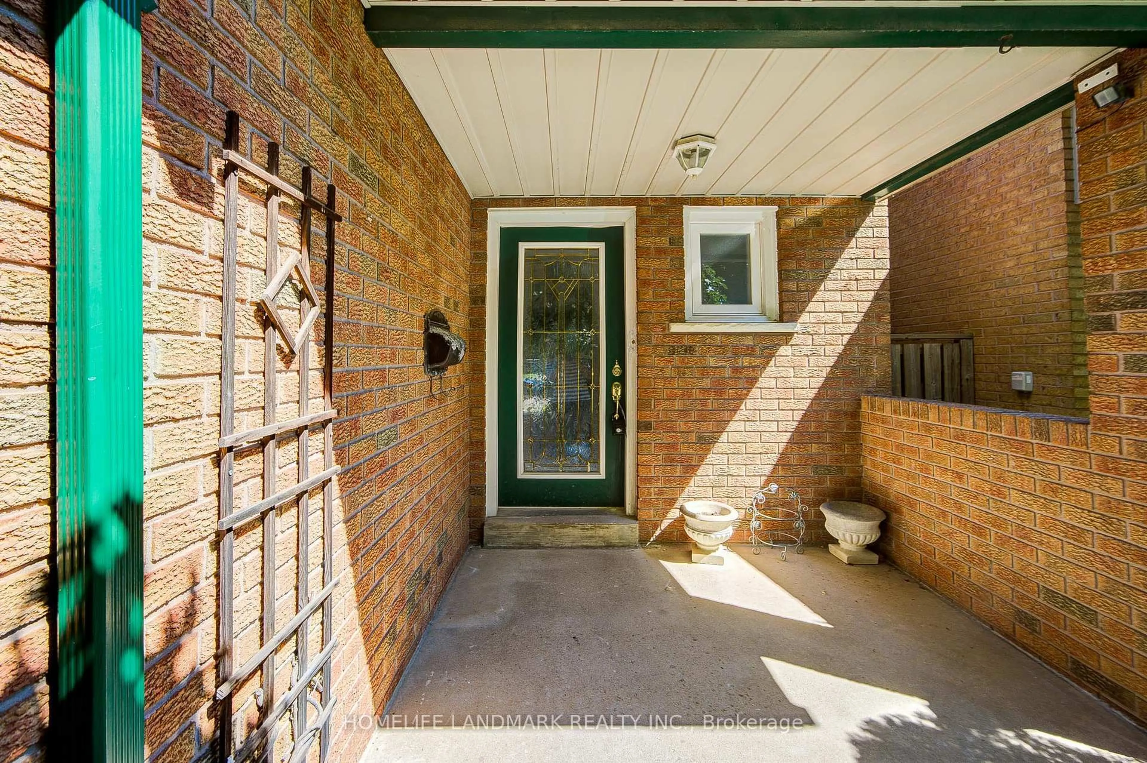 Indoor entryway for 319 Hillside Dr, Mississauga Ontario L5M 2N3