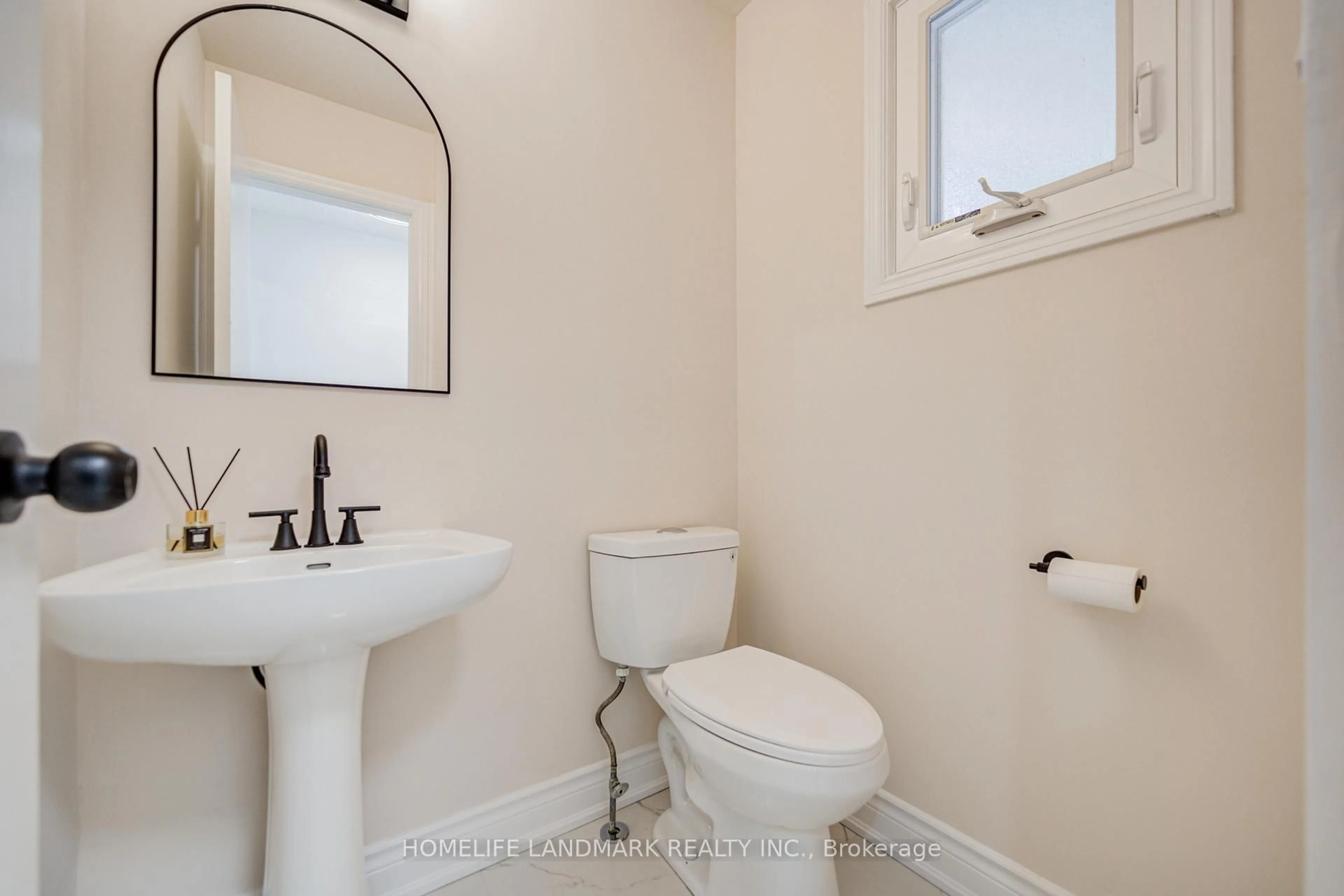 Standard bathroom, ceramic/tile floor for 319 Hillside Dr, Mississauga Ontario L5M 2N3