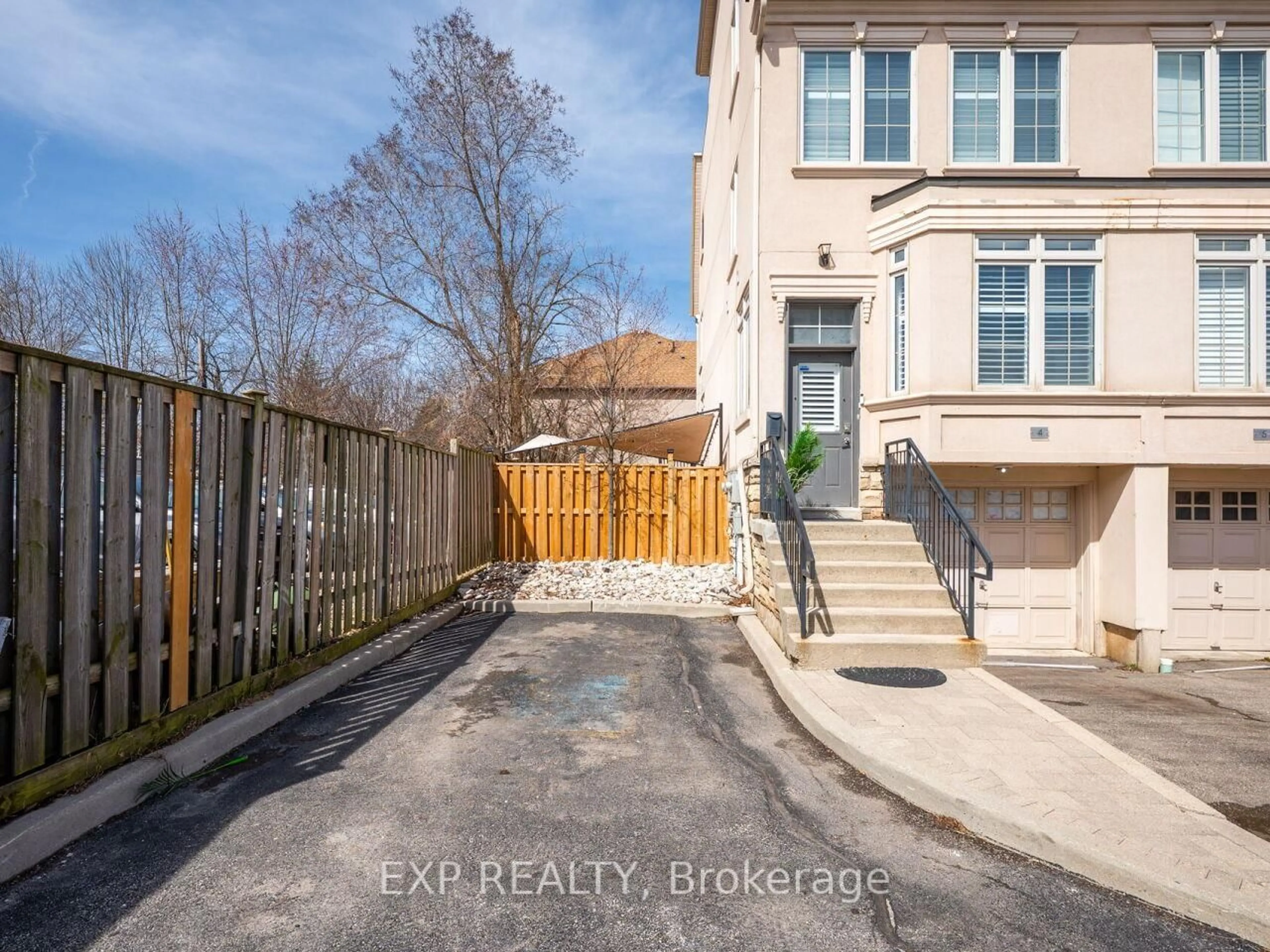 Unknown for 2351 Lakeshore Rd #4, Oakville Ontario L6L 1H4