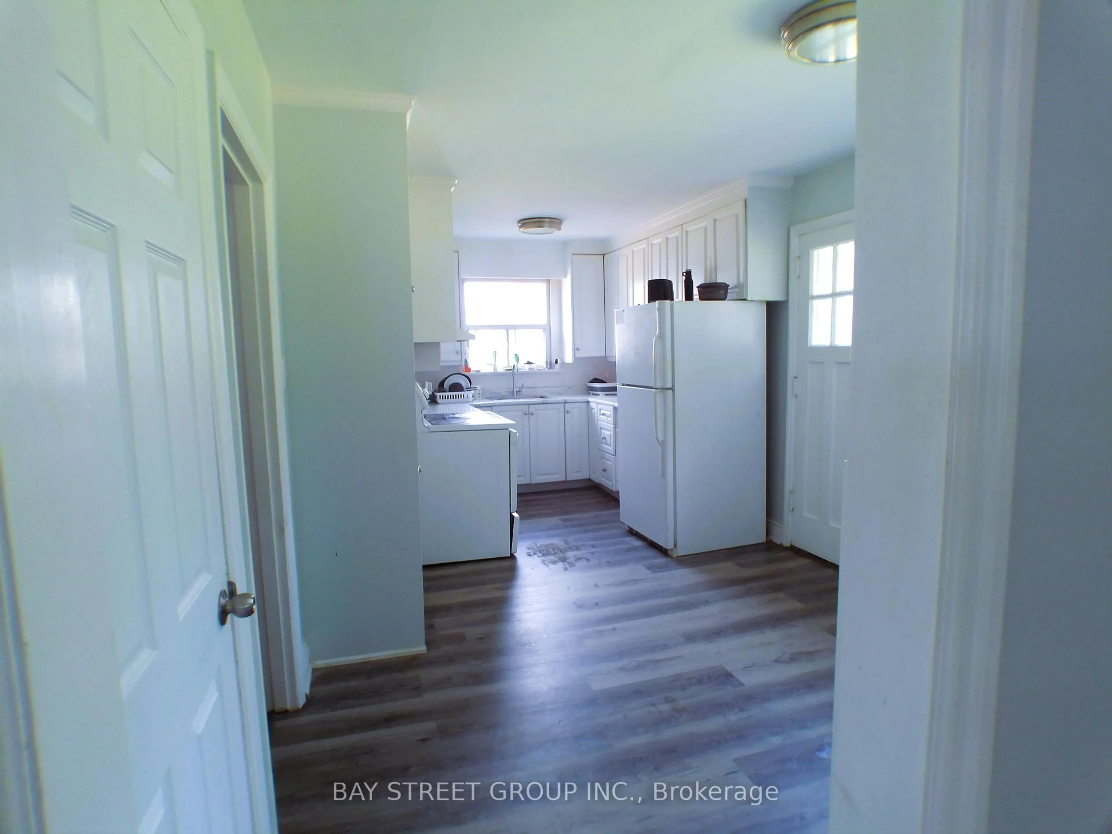 Standard kitchen, unknown for 60 Mary St, Brampton Ontario L6W 2R3