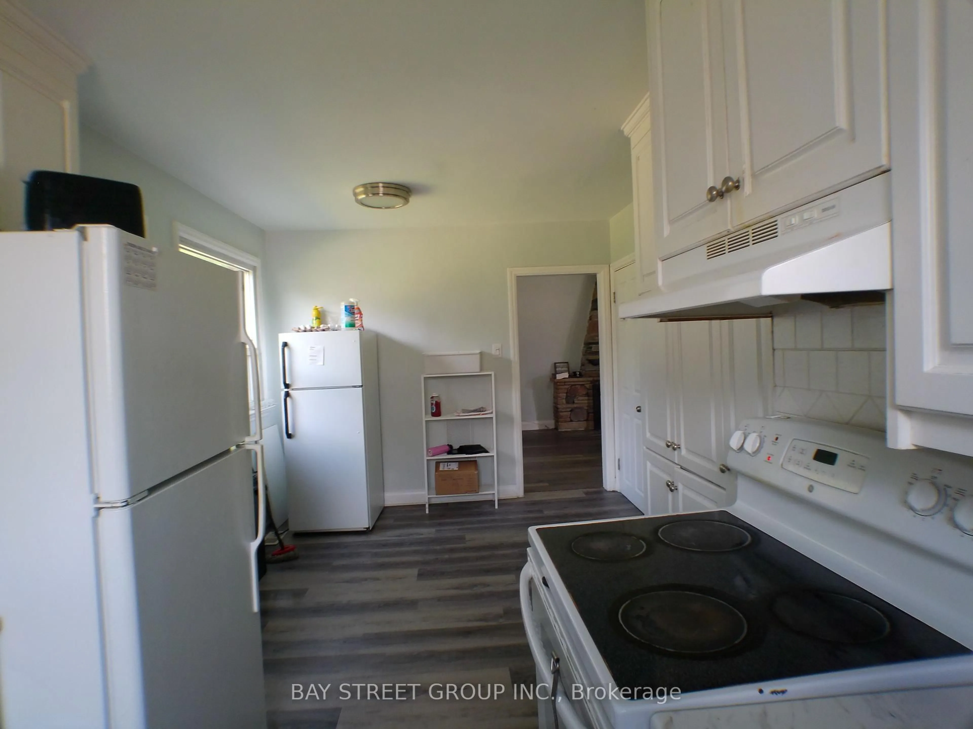 Standard kitchen, unknown for 60 Mary St, Brampton Ontario L6W 2R3