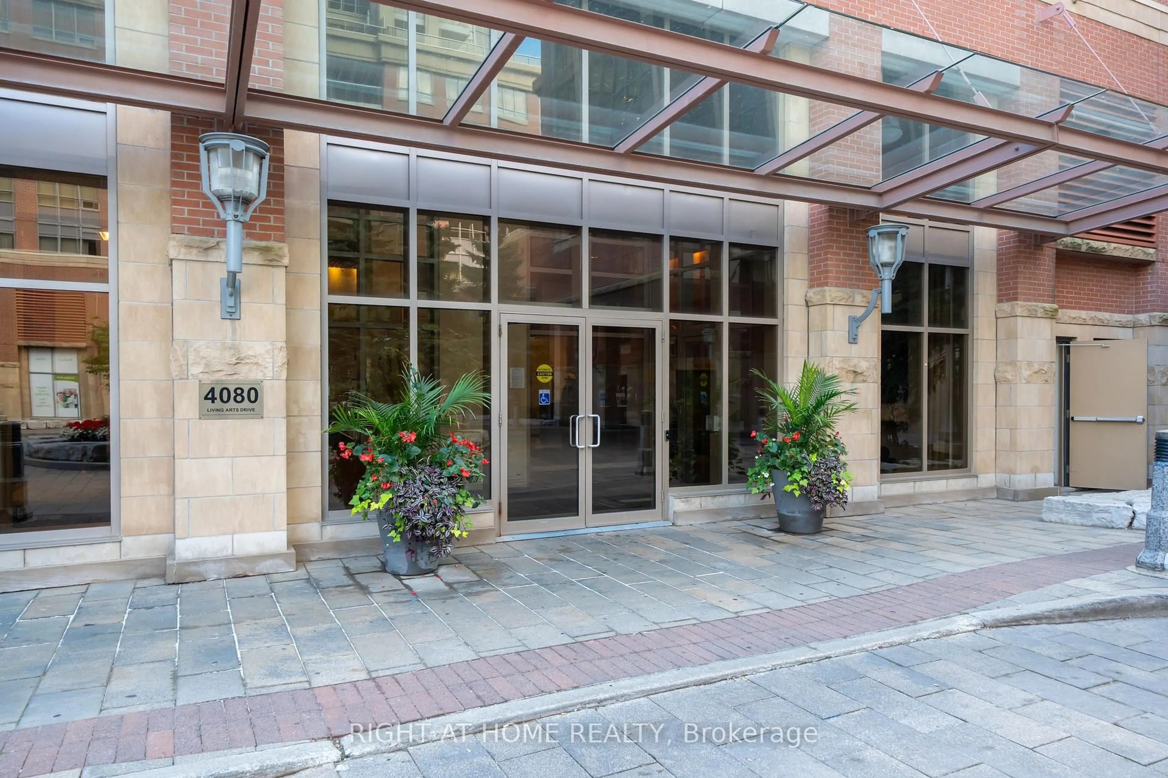 Indoor foyer for 4080 LIVING ARTS Dr #703, Mississauga Ontario L5B 4N3