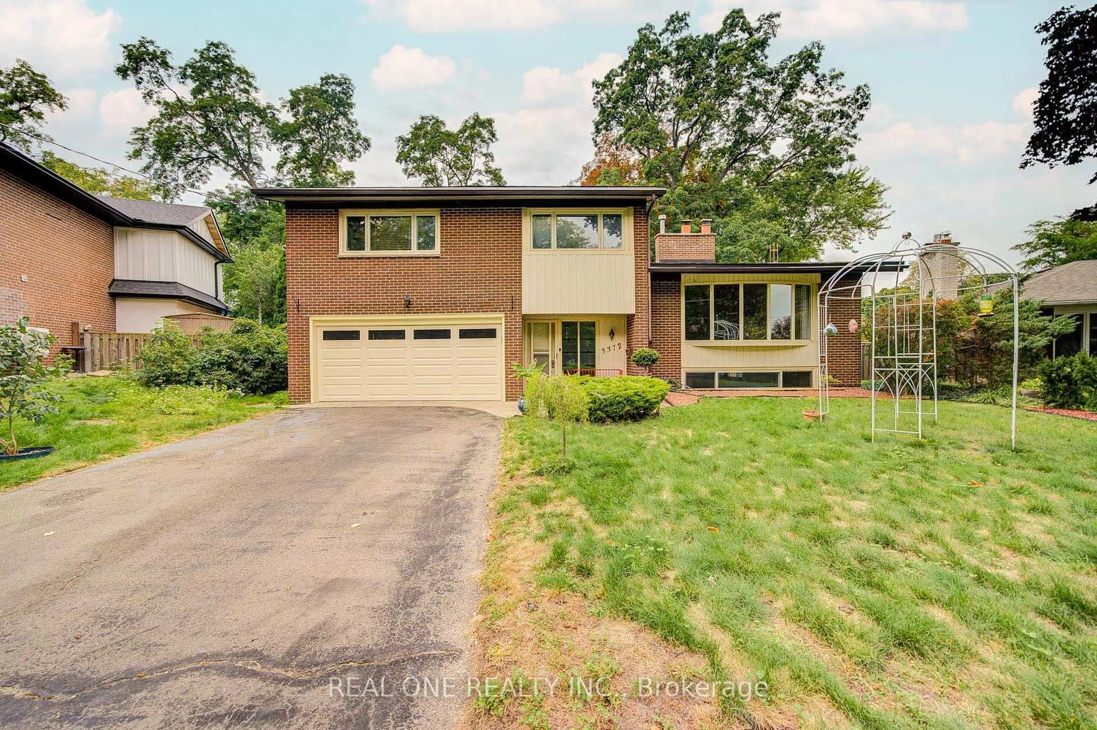 Home with brick exterior material, street for 3372 Enniskillen Circ, Mississauga Ontario L5C 2N1