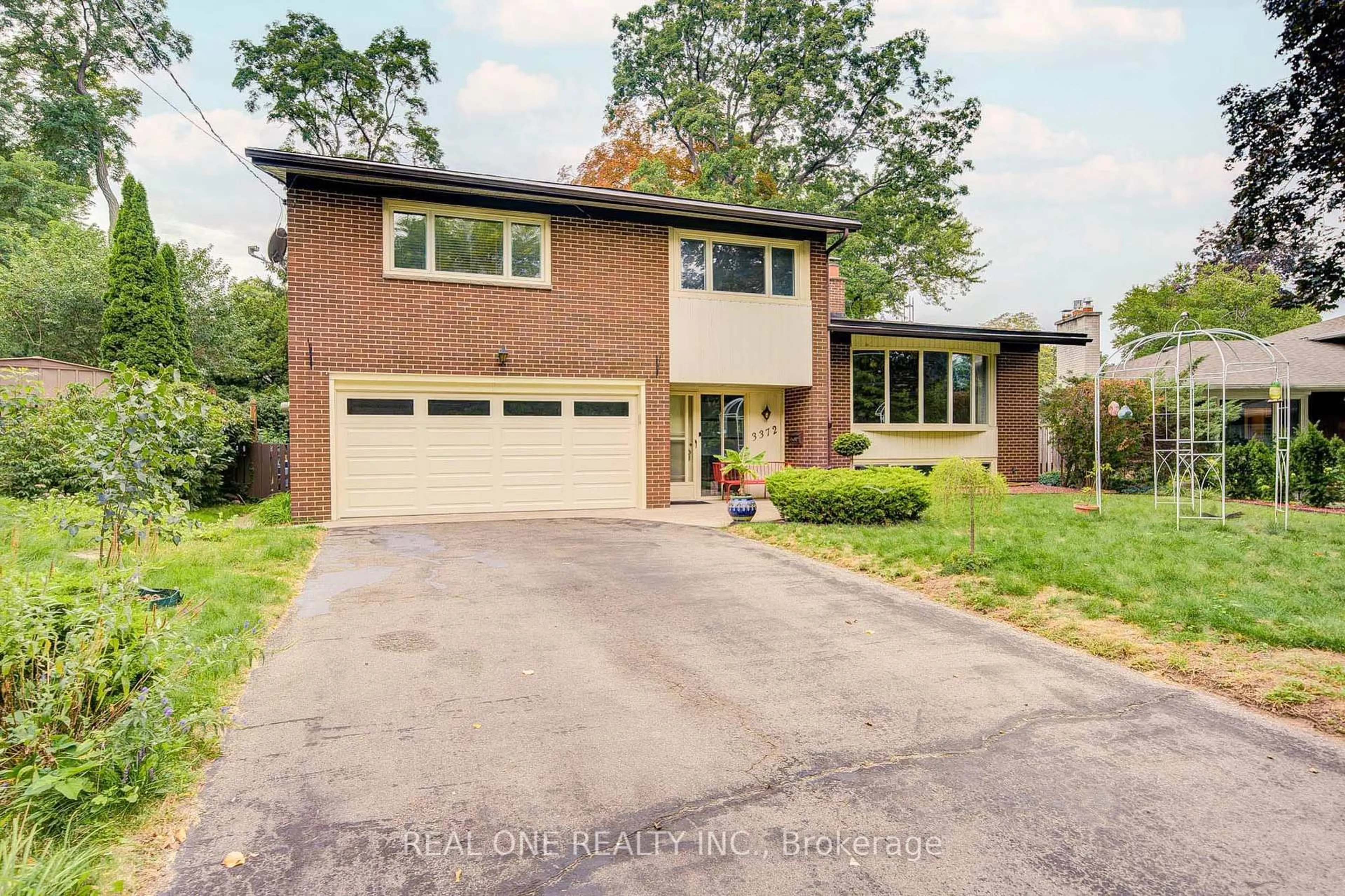 Home with brick exterior material, street for 3372 Enniskillen Circ, Mississauga Ontario L5C 2N1
