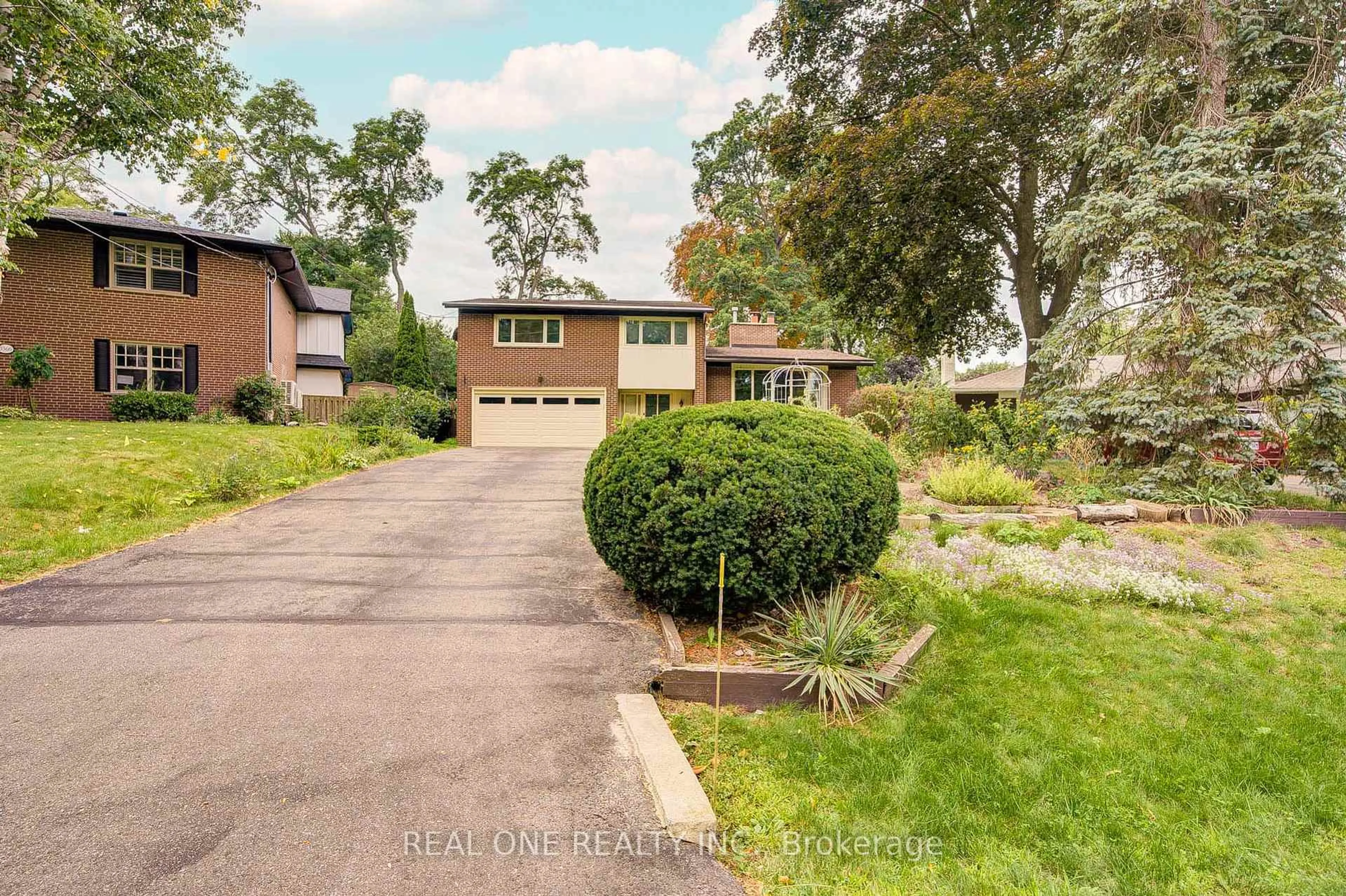 A pic from outside/outdoor area/front of a property/back of a property/a pic from drone, street for 3372 Enniskillen Circ, Mississauga Ontario L5C 2N1