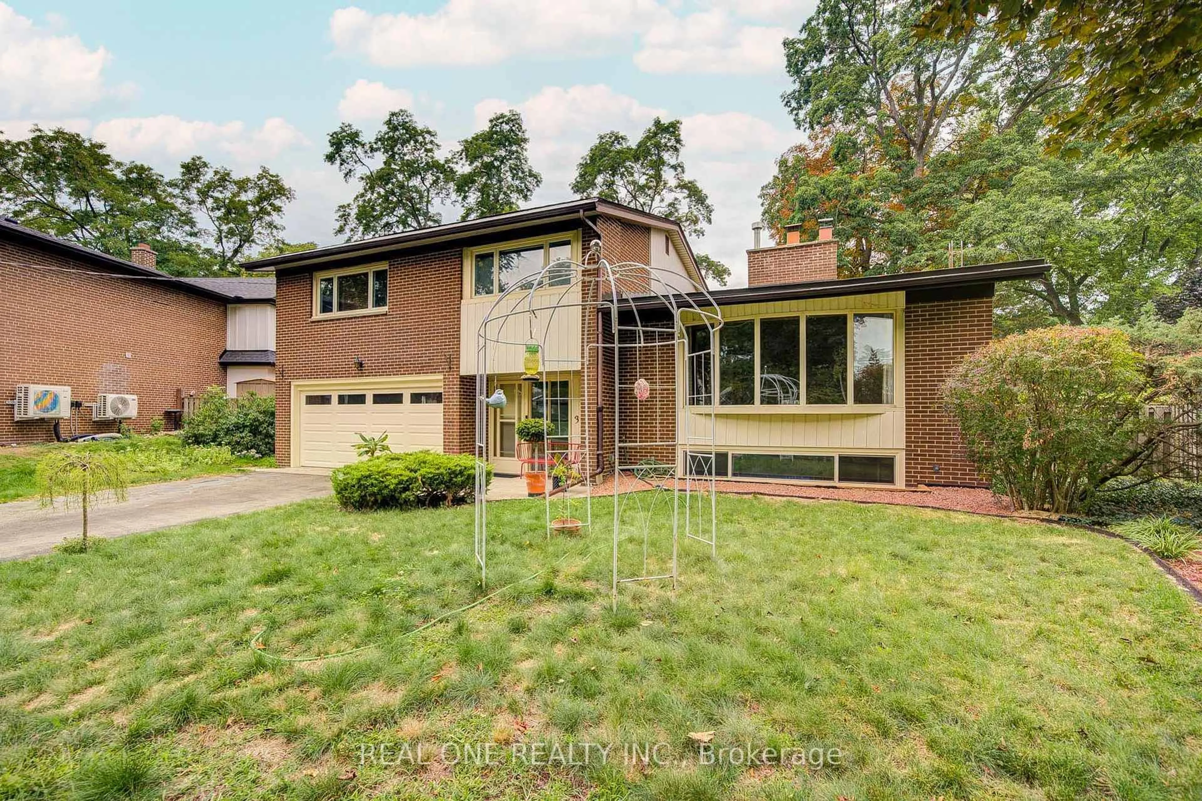 Home with brick exterior material, street for 3372 Enniskillen Circ, Mississauga Ontario L5C 2N1