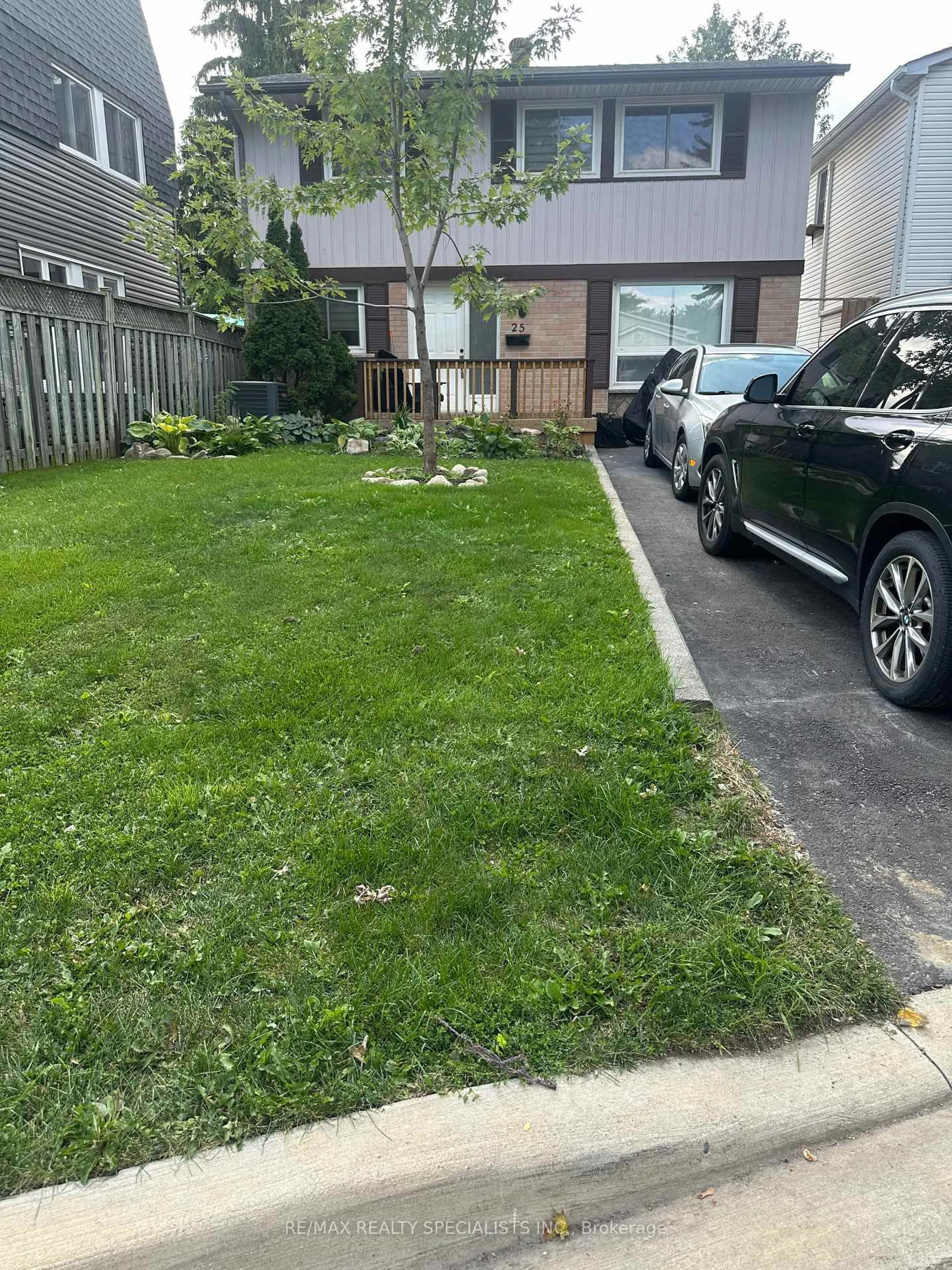 A pic from outside/outdoor area/front of a property/back of a property/a pic from drone, street for 25 Homer Sq, Brampton Ontario L6S 1X9