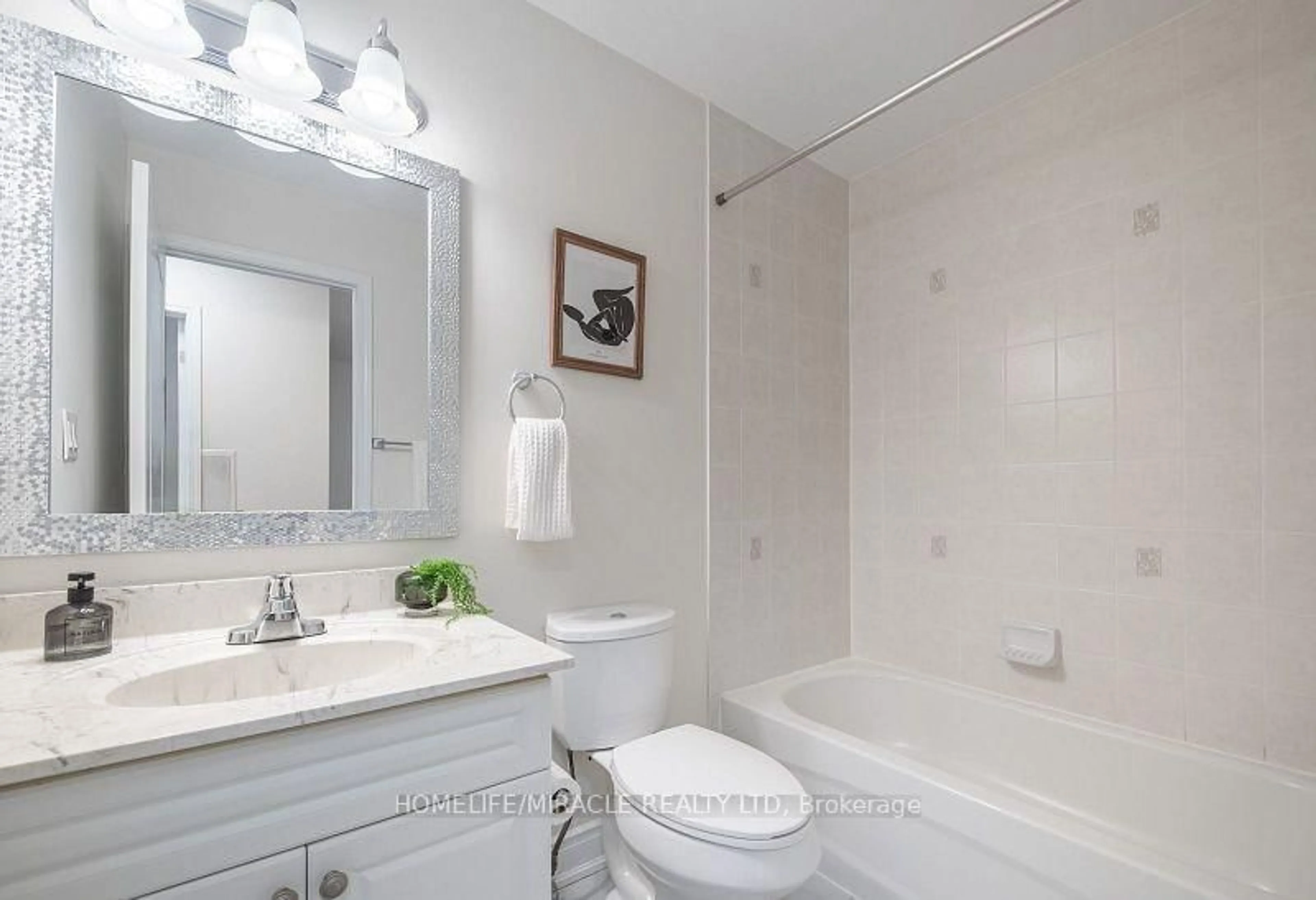 Standard bathroom, ceramic/tile floor for 7 Viewforth Rd, Brampton Ontario L7A 0R2