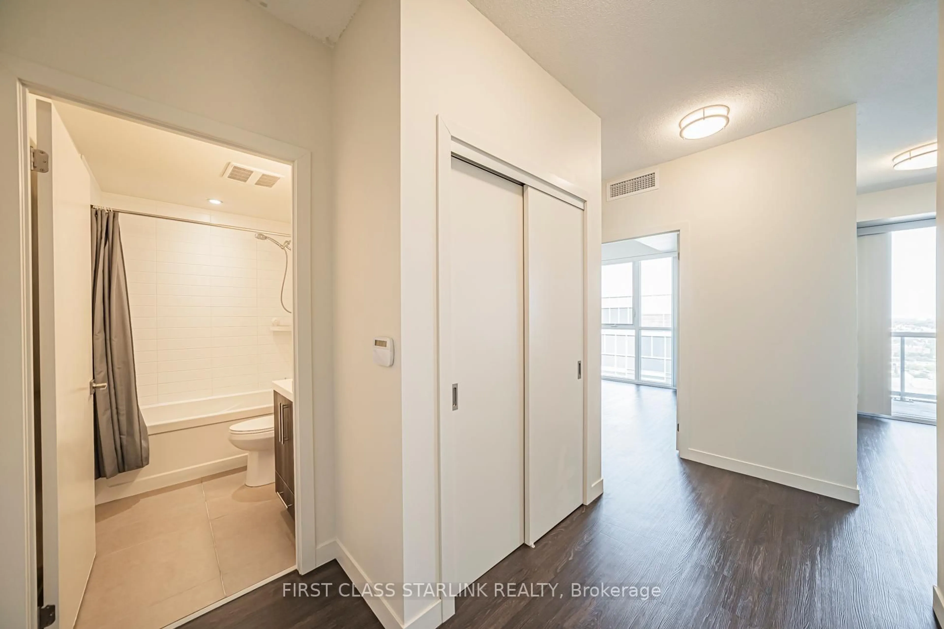 Indoor entryway for 2087 Fairview St #2202, Burlington Ontario L7R 0E5