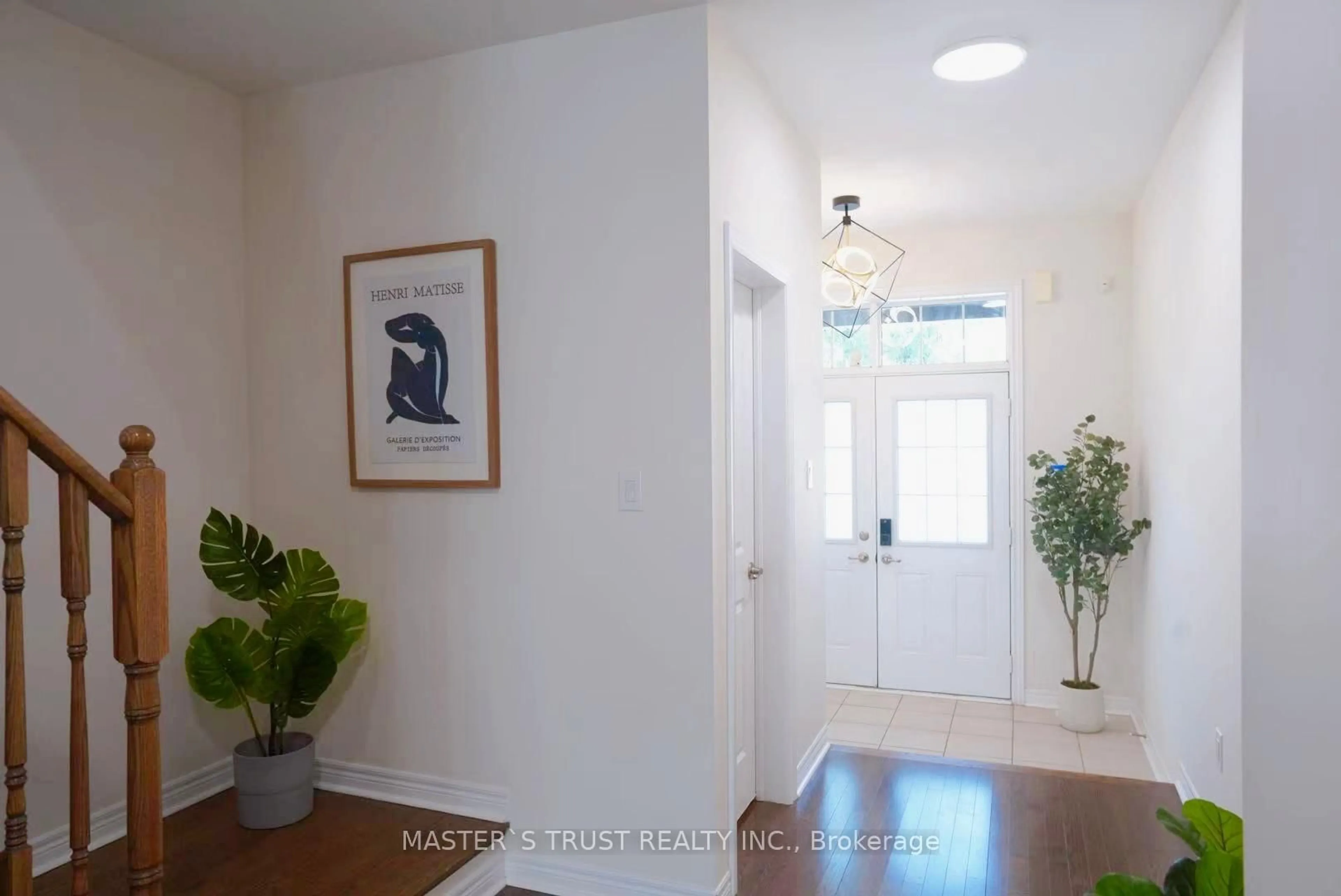 Indoor entryway for 116 Orchardcroft Rd, Oakville Ontario L6H 0M4