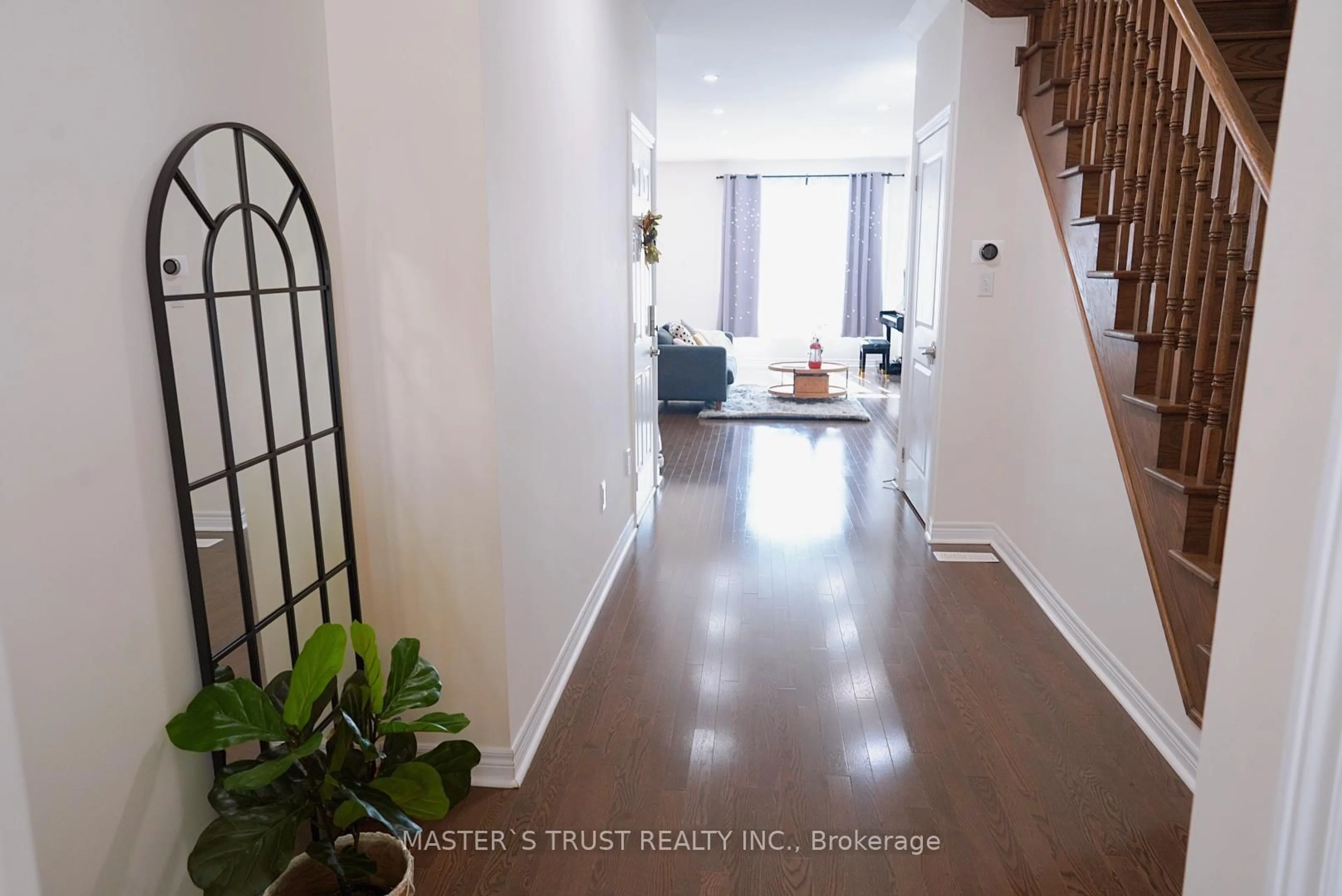 Indoor entryway for 116 Orchardcroft Rd, Oakville Ontario L6H 0M4