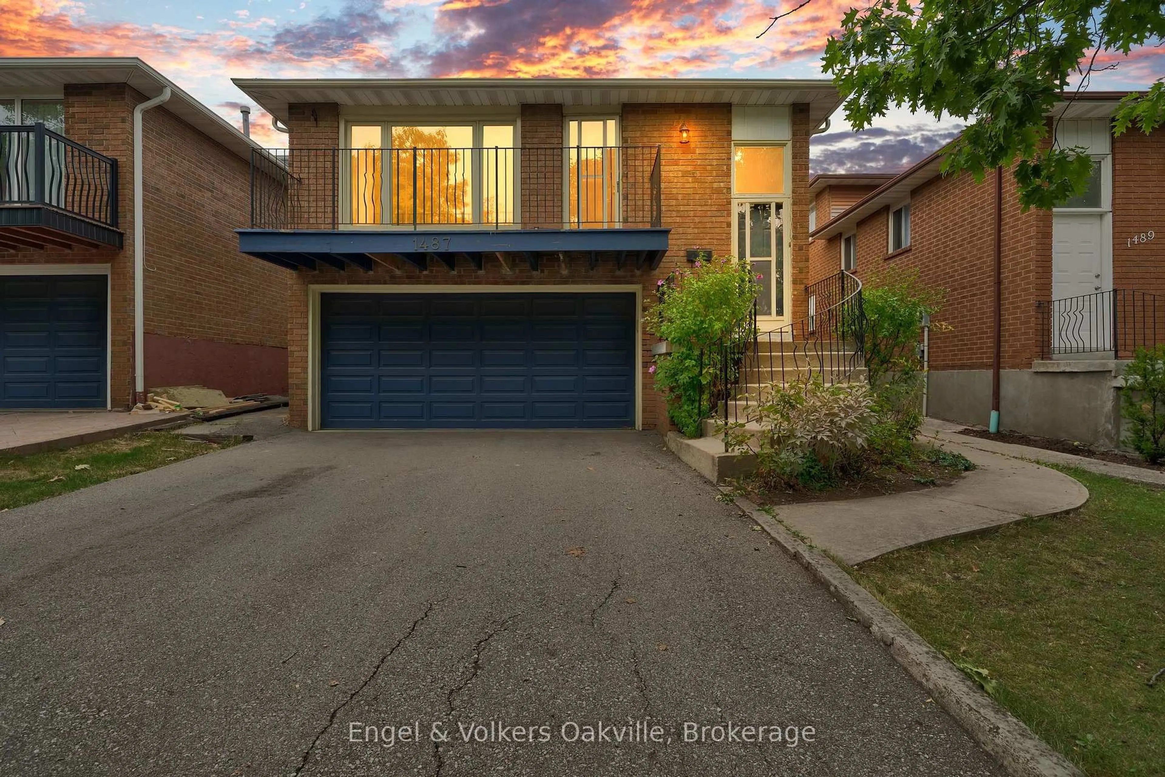 Home with brick exterior material, street for 1487 Kenilworth Cres, Oakville Ontario L6H 3G1