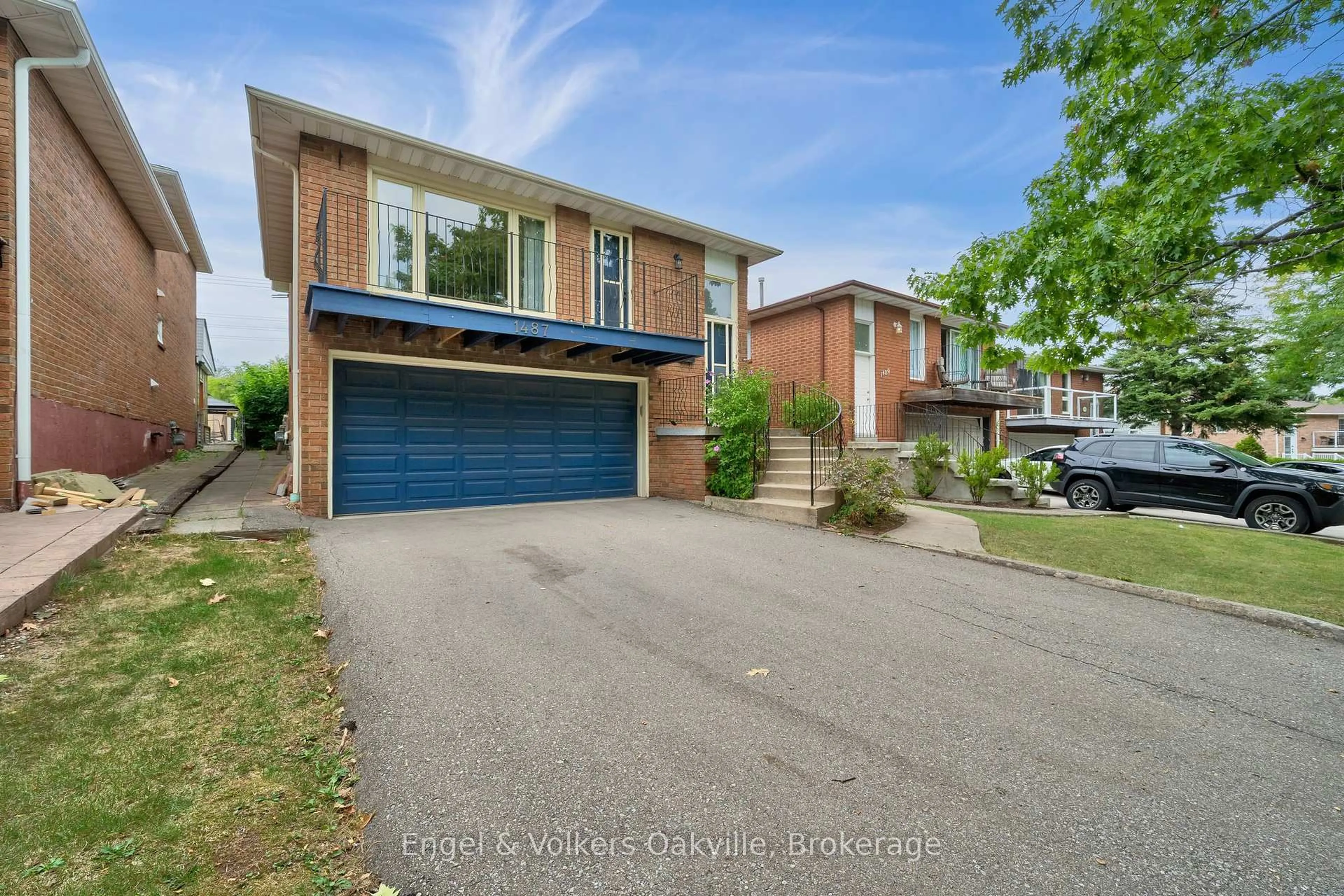 A pic from outside/outdoor area/front of a property/back of a property/a pic from drone, street for 1487 Kenilworth Cres, Oakville Ontario L6H 3G1