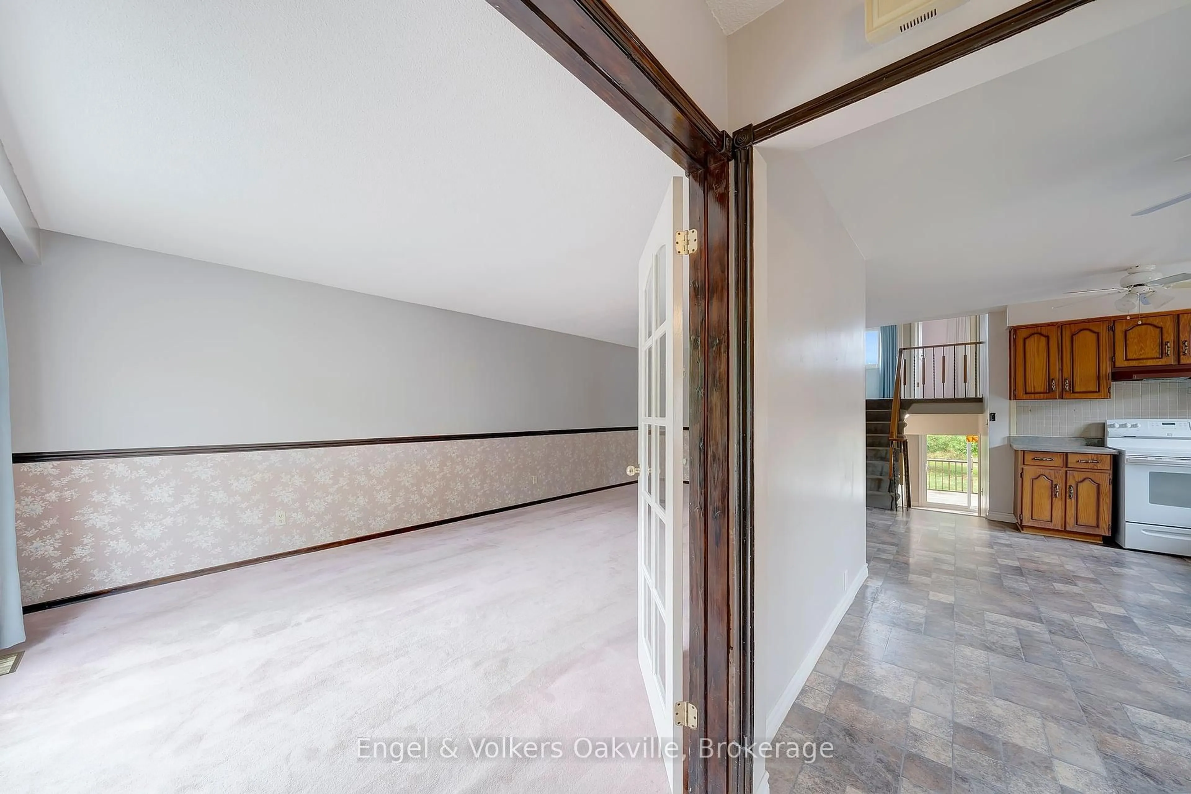 Indoor foyer for 1487 Kenilworth Cres, Oakville Ontario L6H 3G1