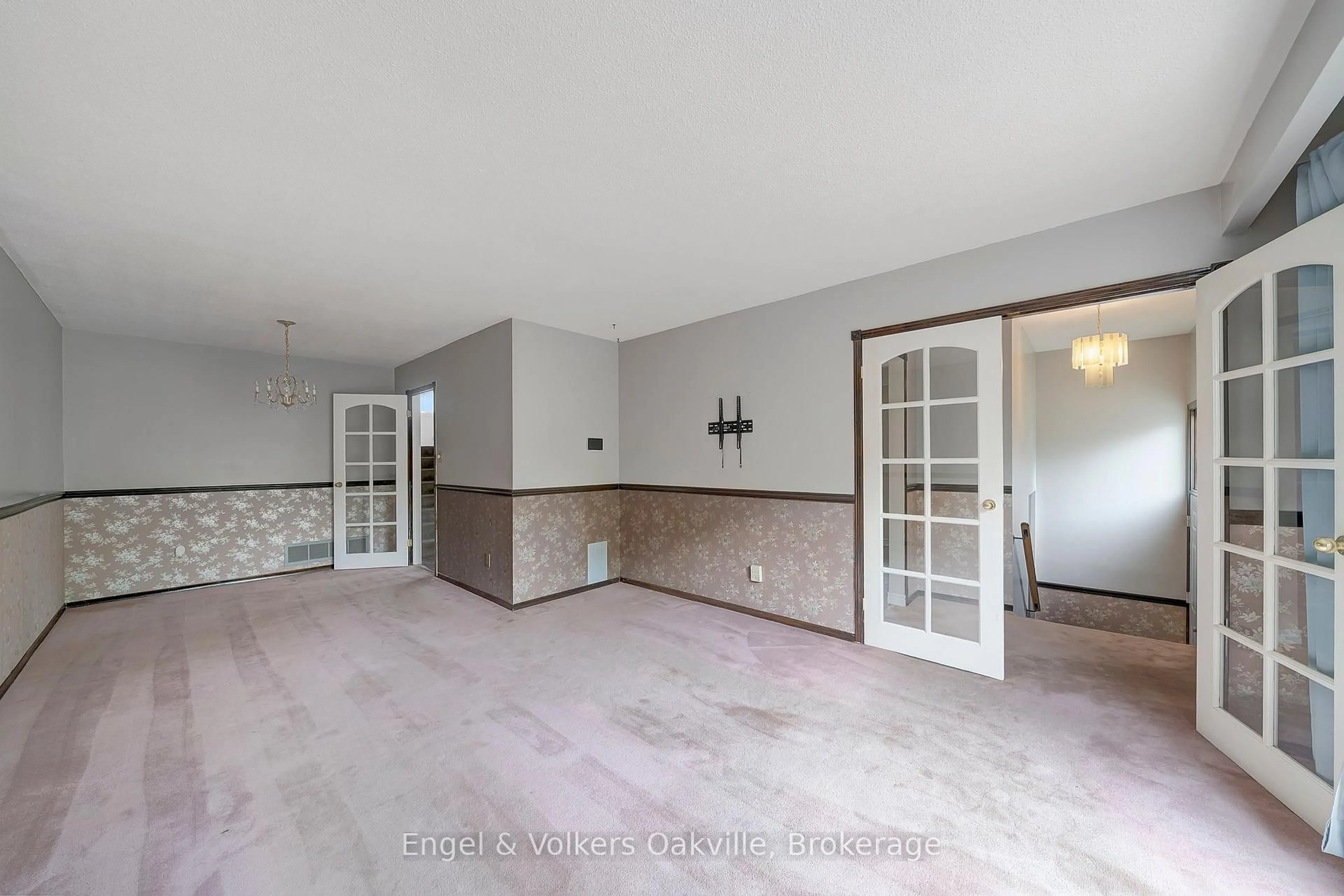 A pic of a room for 1487 Kenilworth Cres, Oakville Ontario L6H 3G1