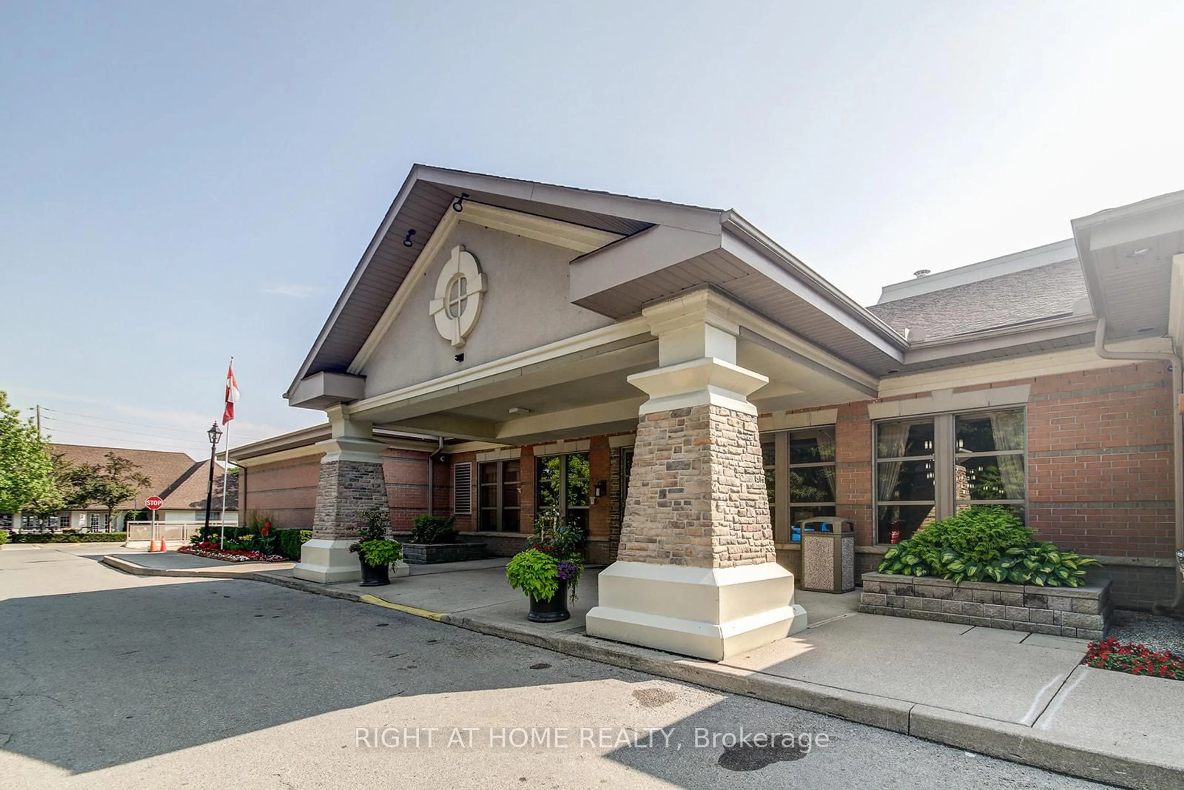 Indoor foyer for 100 Burloak Dr #1409, Burlington Ontario L7L 6P6