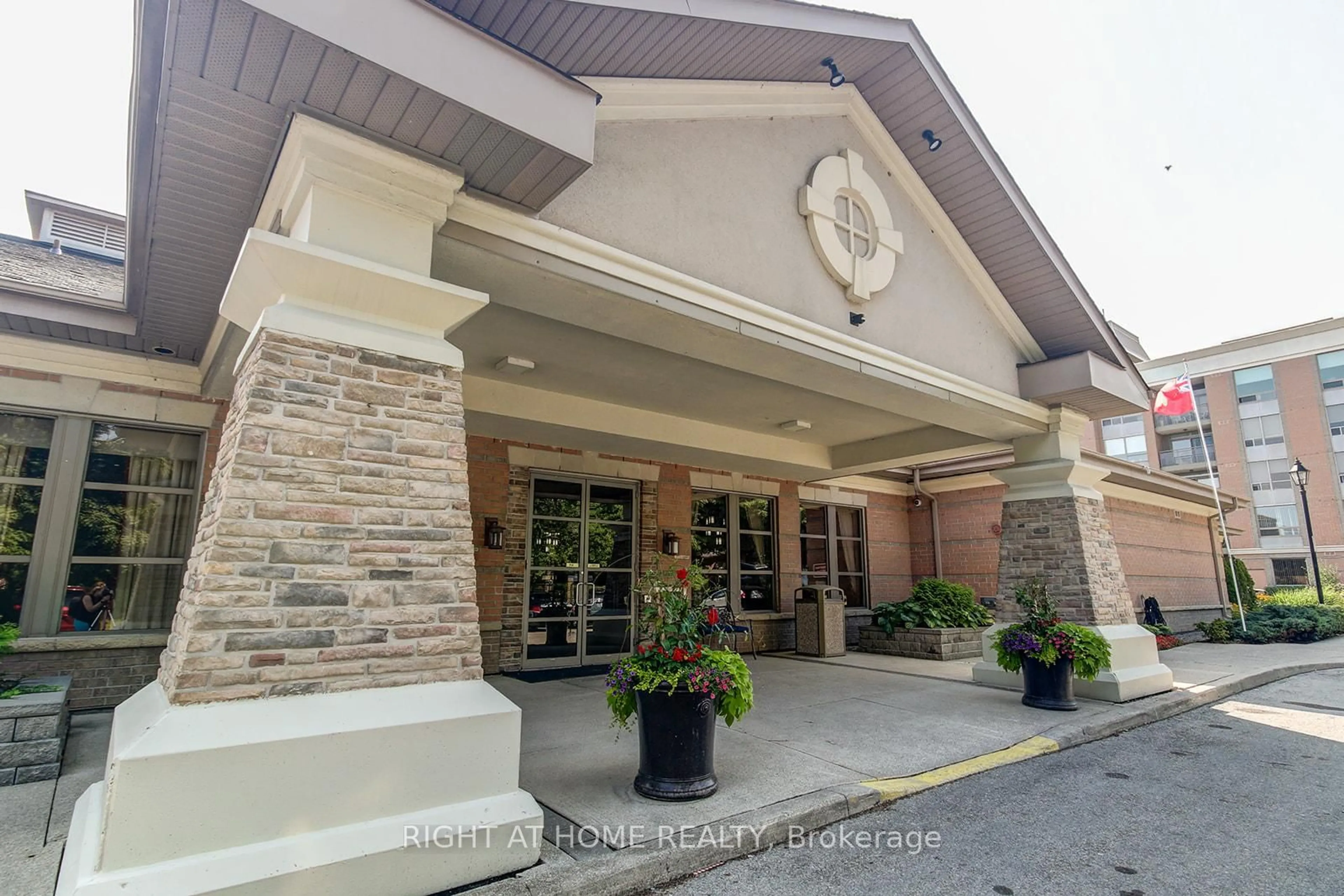 Indoor foyer for 100 Burloak Dr #1409, Burlington Ontario L7L 6P6