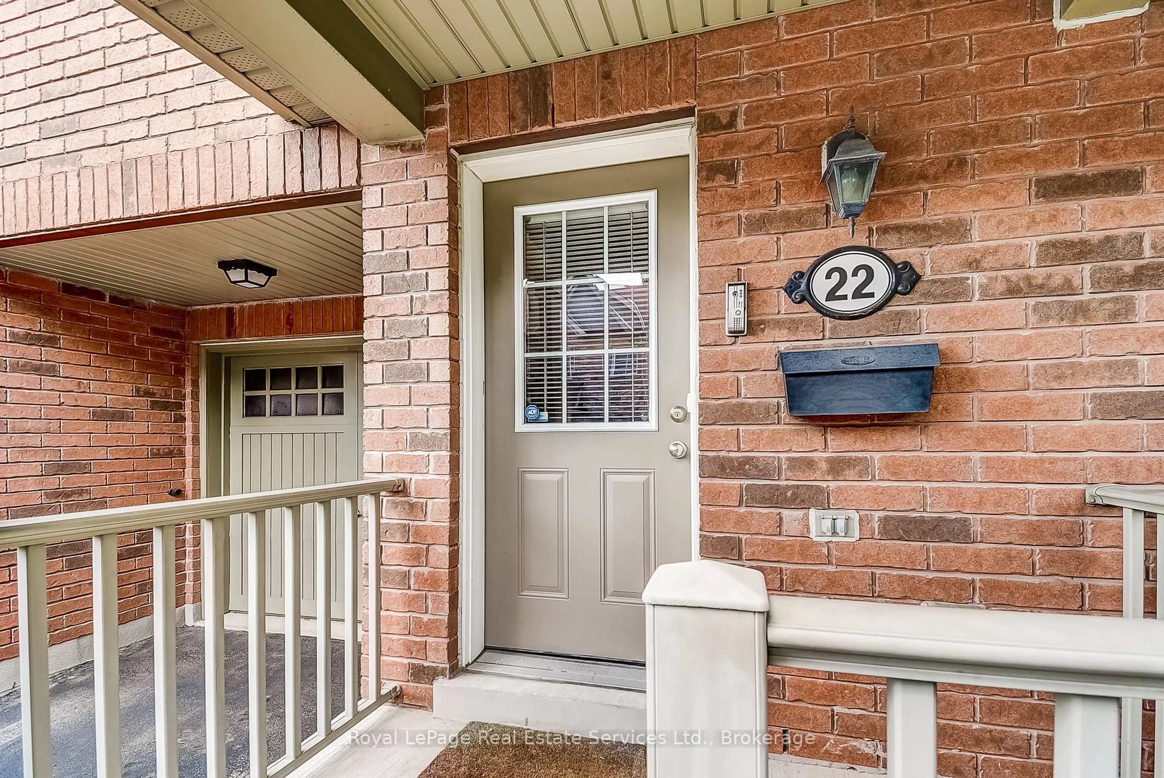 Indoor entryway for 233 Duskywing Way #22, Oakville Ontario L6L 0C5