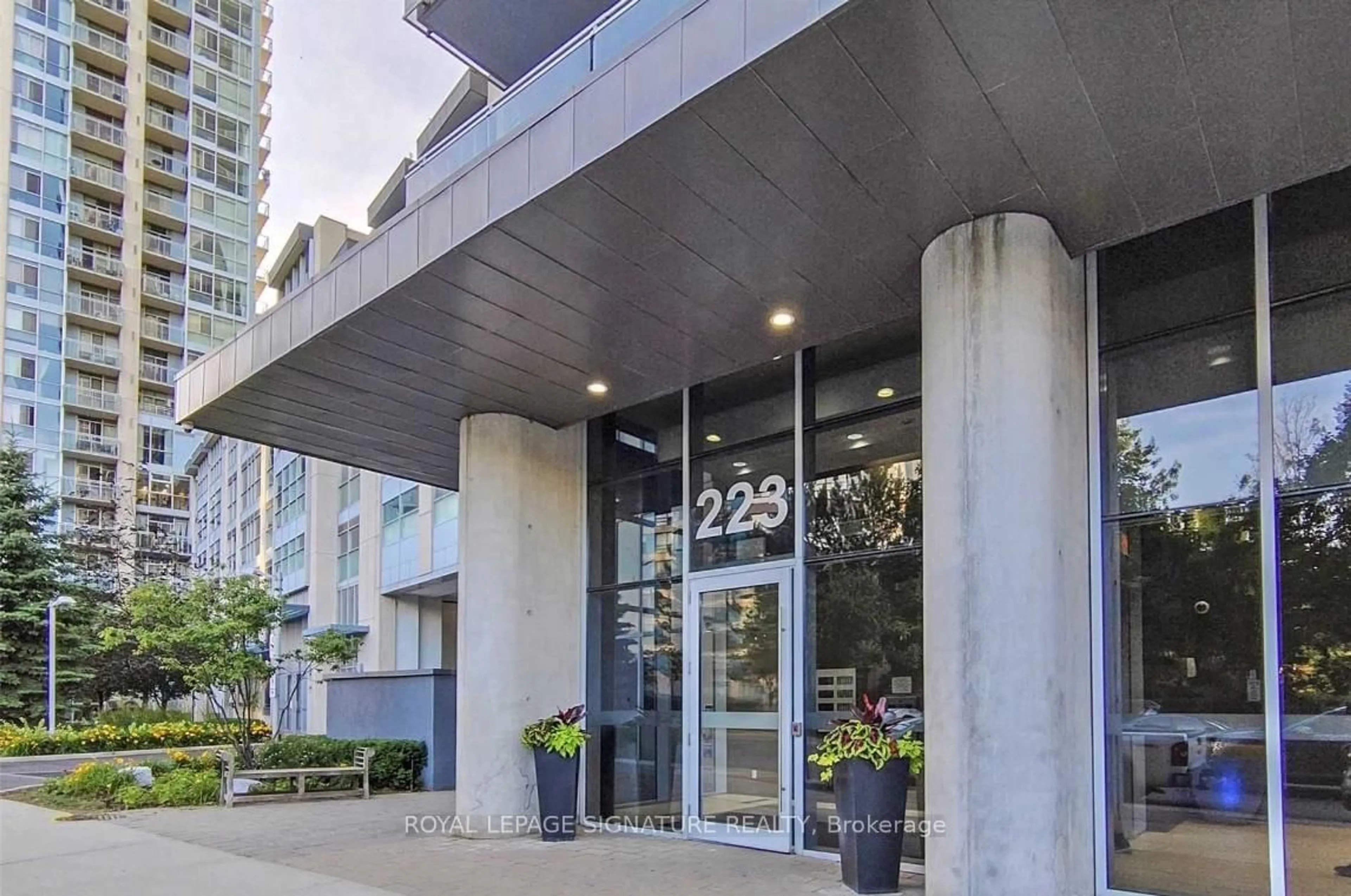 Indoor foyer for 223 Webb Dr #PH3507, Mississauga Ontario L5B 0E8