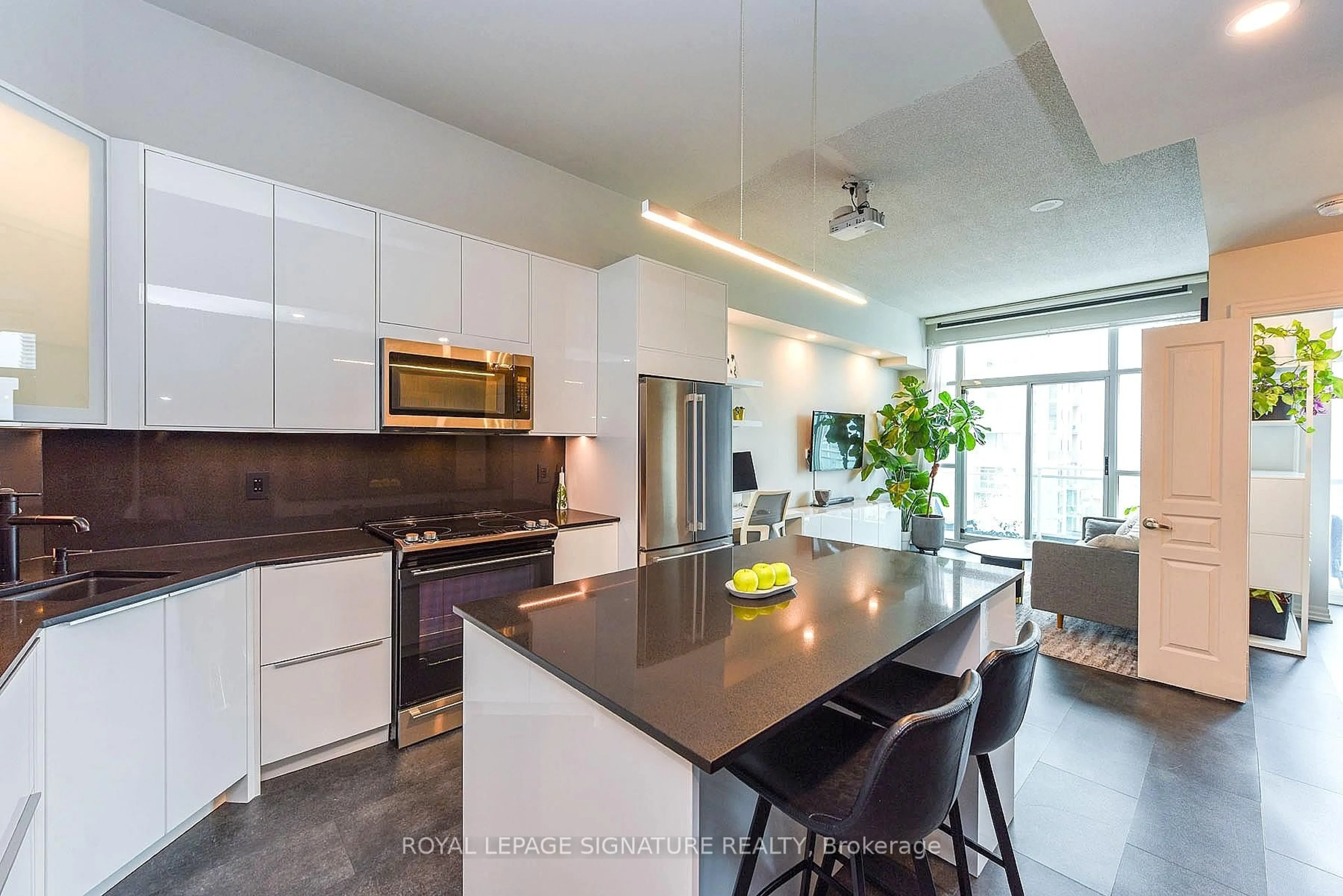 Open concept kitchen, ceramic/tile floor for 223 Webb Dr #PH3507, Mississauga Ontario L5B 0E8