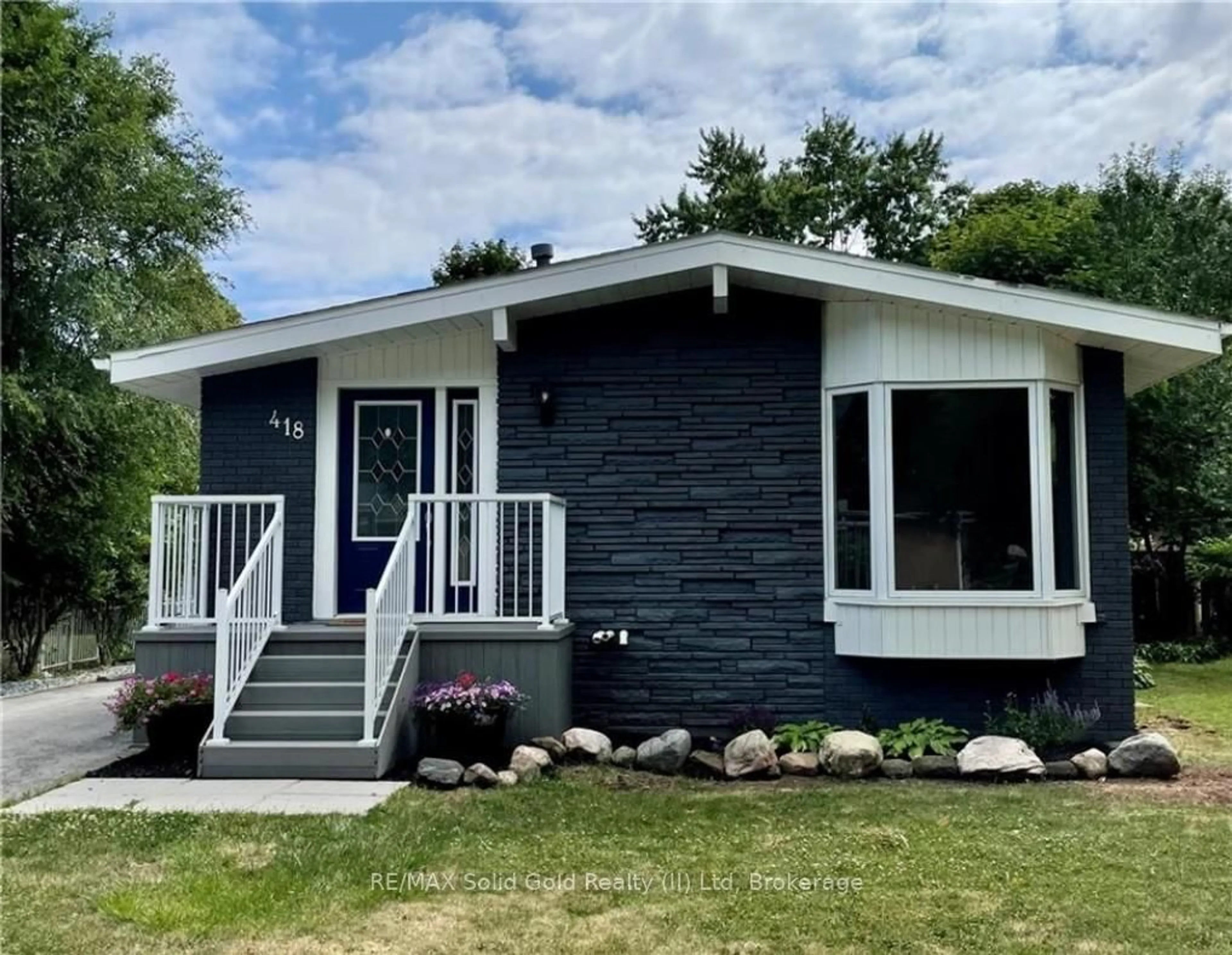 Home with vinyl exterior material, street for 418 Norrie Cres, Burlington Ontario L7L 3S5