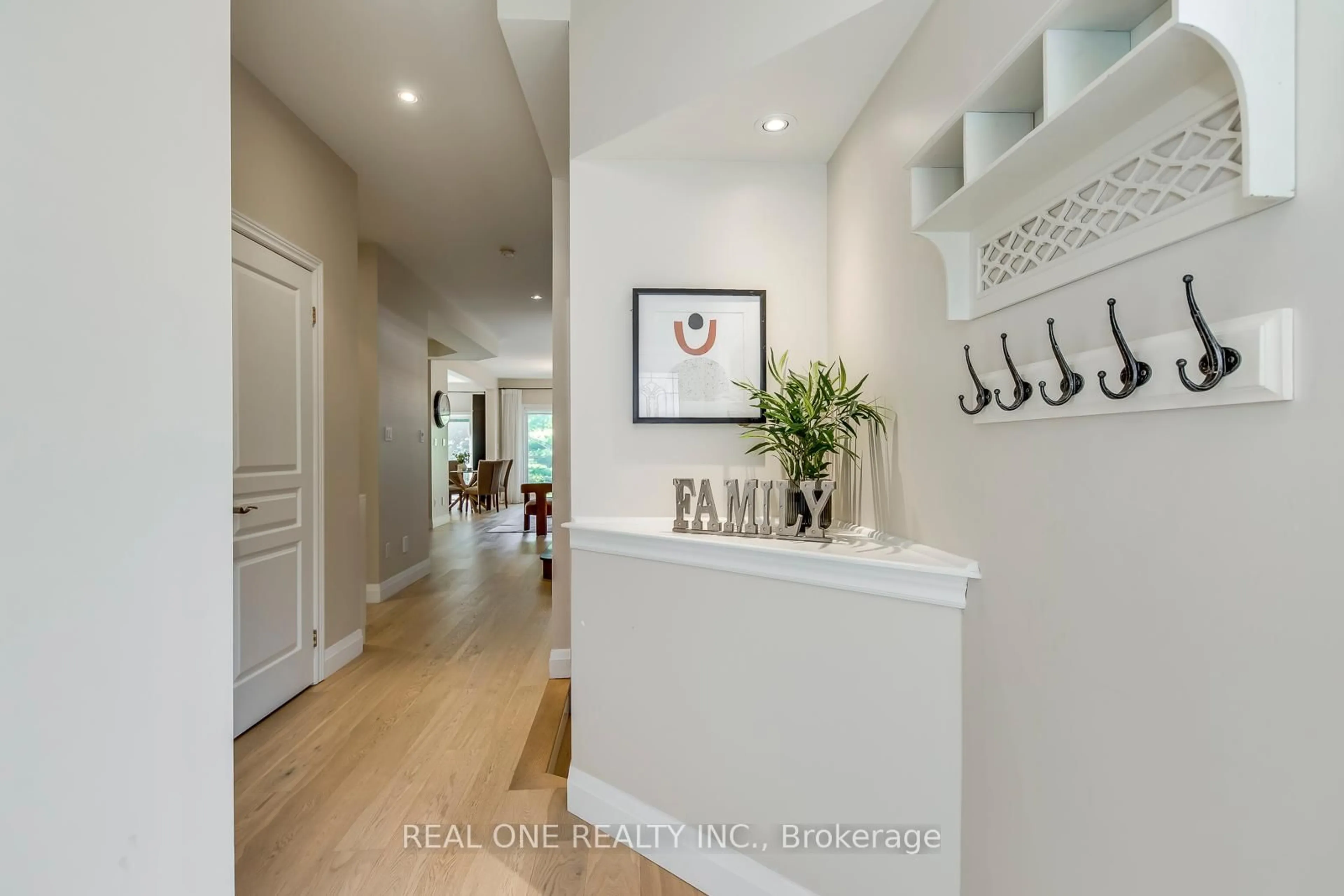 Indoor entryway for 2296 Parkglen Ave, Oakville Ontario L6M 4R3