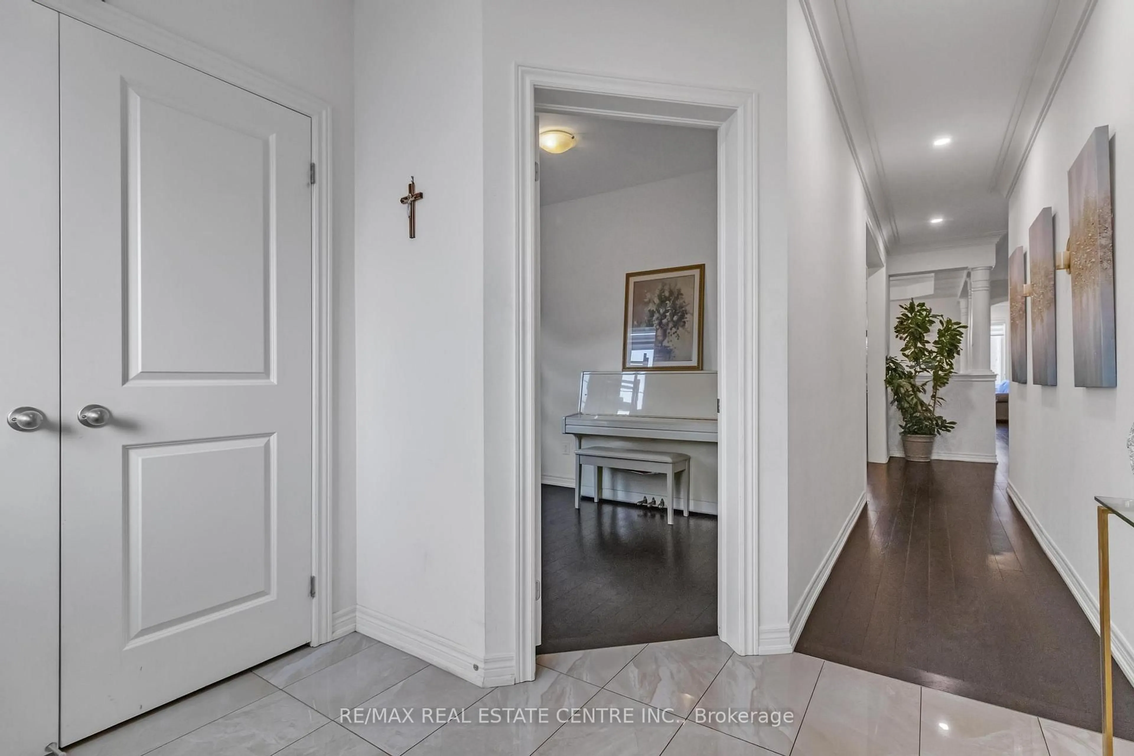 Indoor entryway for 29 Gillis Rd, Brampton Ontario L7A 4V6