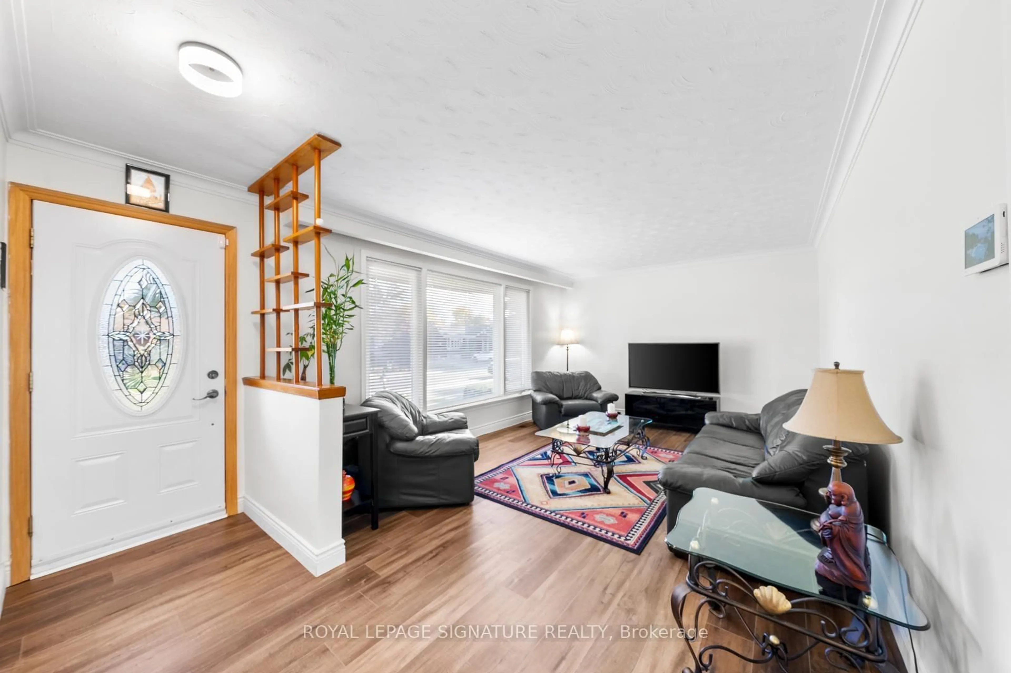 Living room with furniture, wood/laminate floor for 668 Peele Blvd, Burlington Ontario L7R 3B9