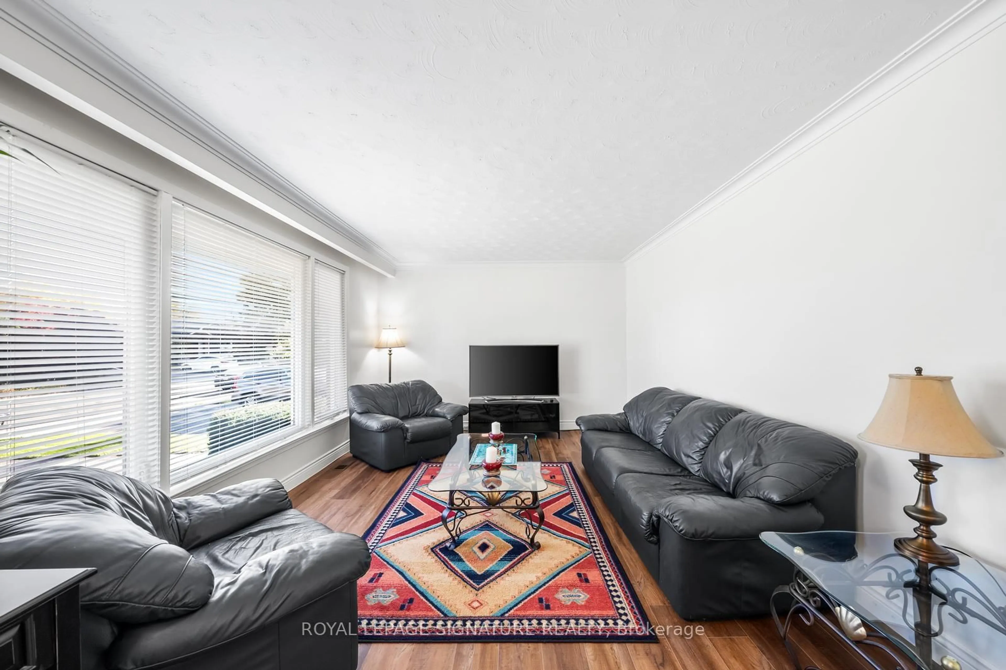 Living room with furniture, unknown for 668 Peele Blvd, Burlington Ontario L7R 3B9