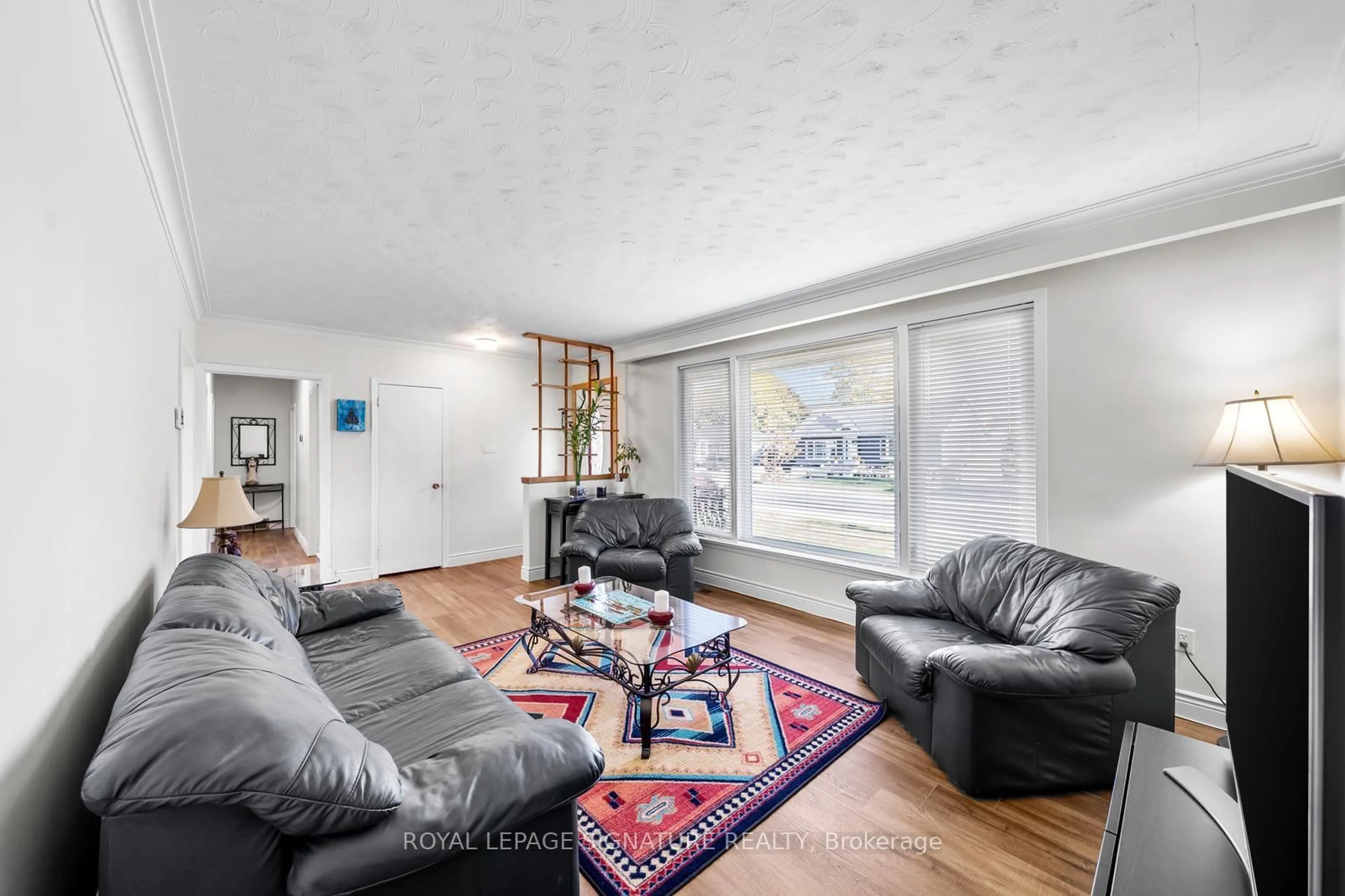 Living room with furniture, unknown for 668 Peele Blvd, Burlington Ontario L7R 3B9