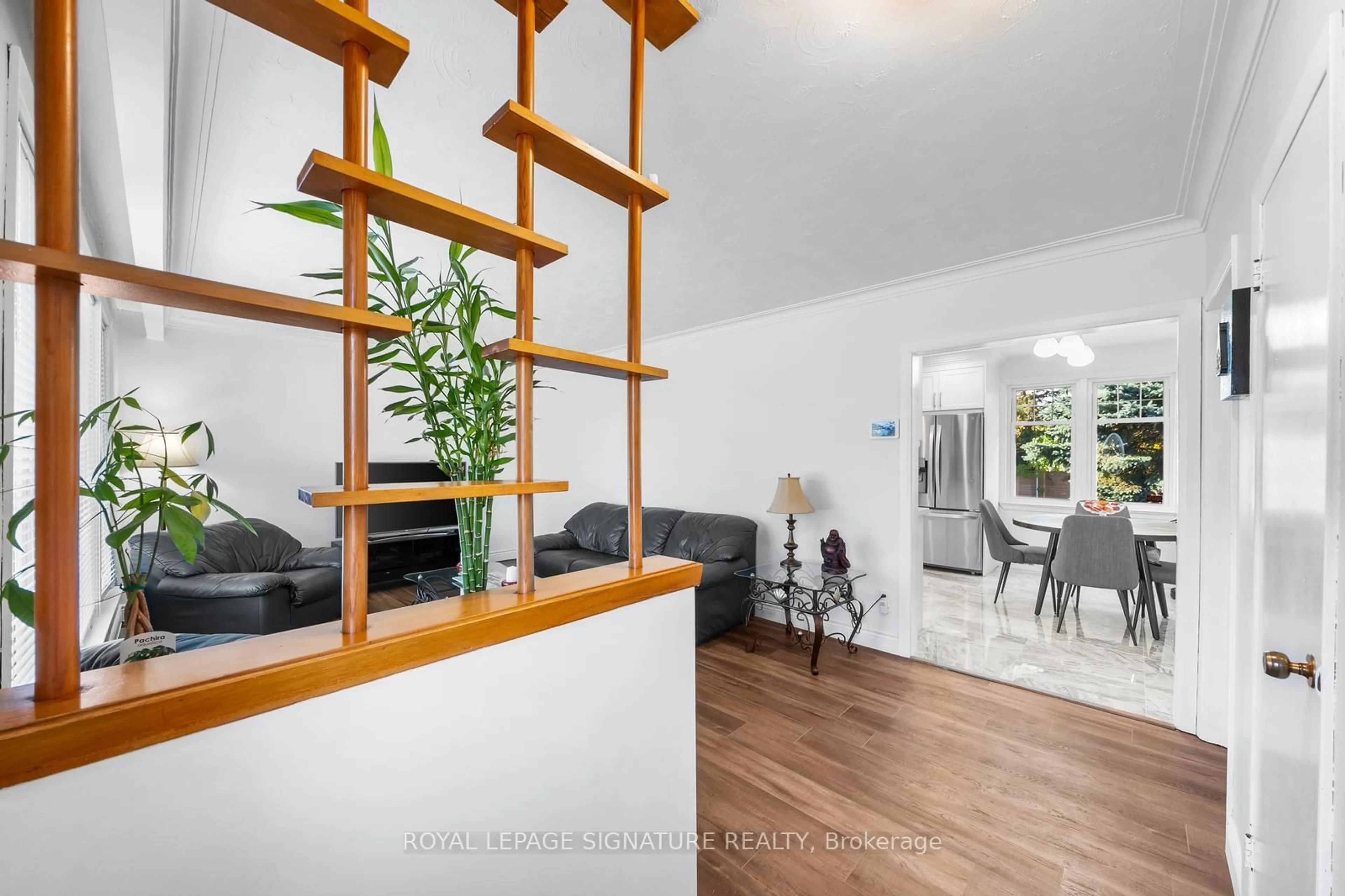 Indoor entryway for 668 Peele Blvd, Burlington Ontario L7R 3B9
