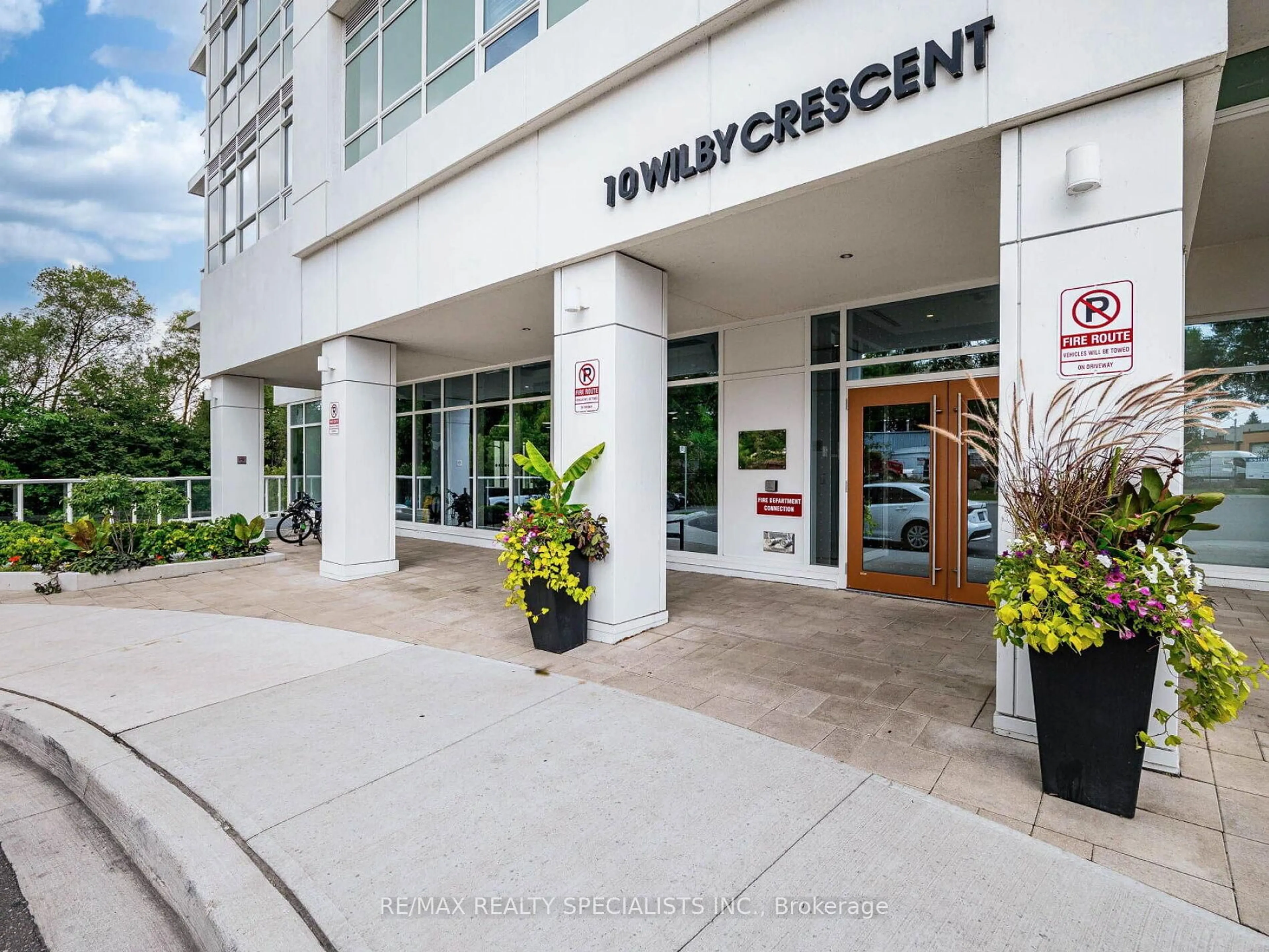 Indoor foyer for 10 Wilby Cres #802, Toronto Ontario M9N 0B6