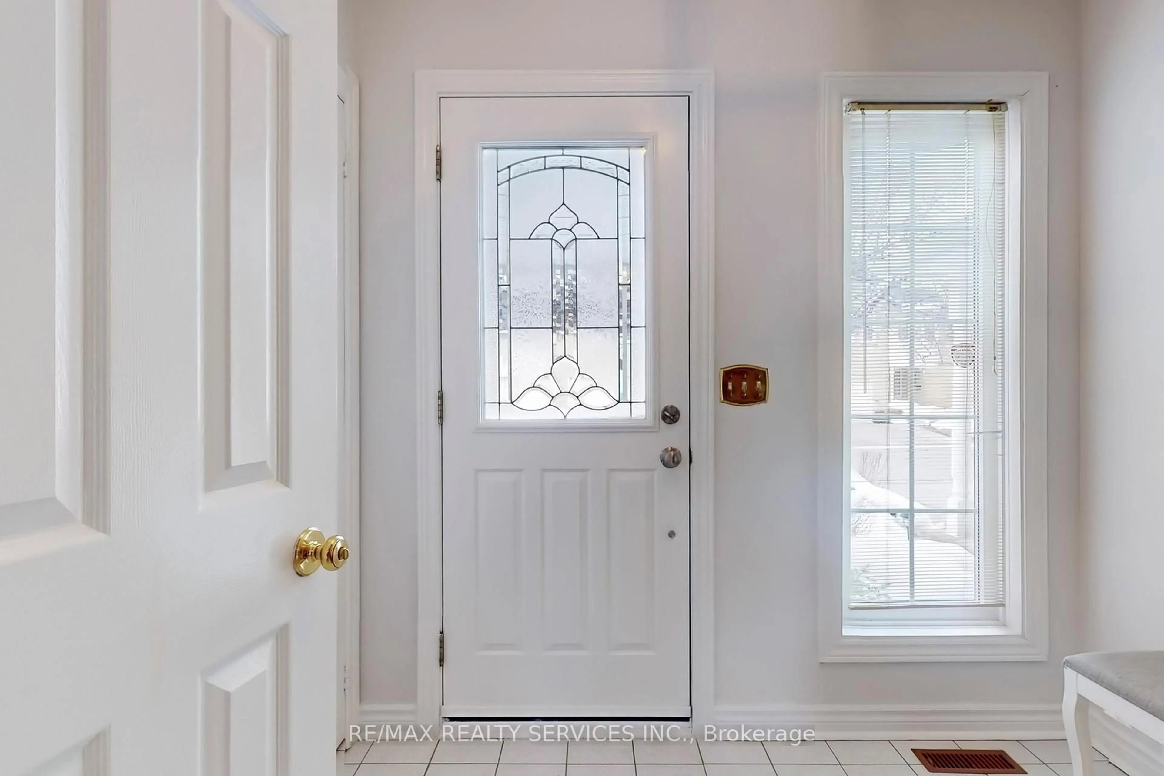 Indoor entryway for 28 Heathcliffe Sq, Brampton Ontario L6S 5P7