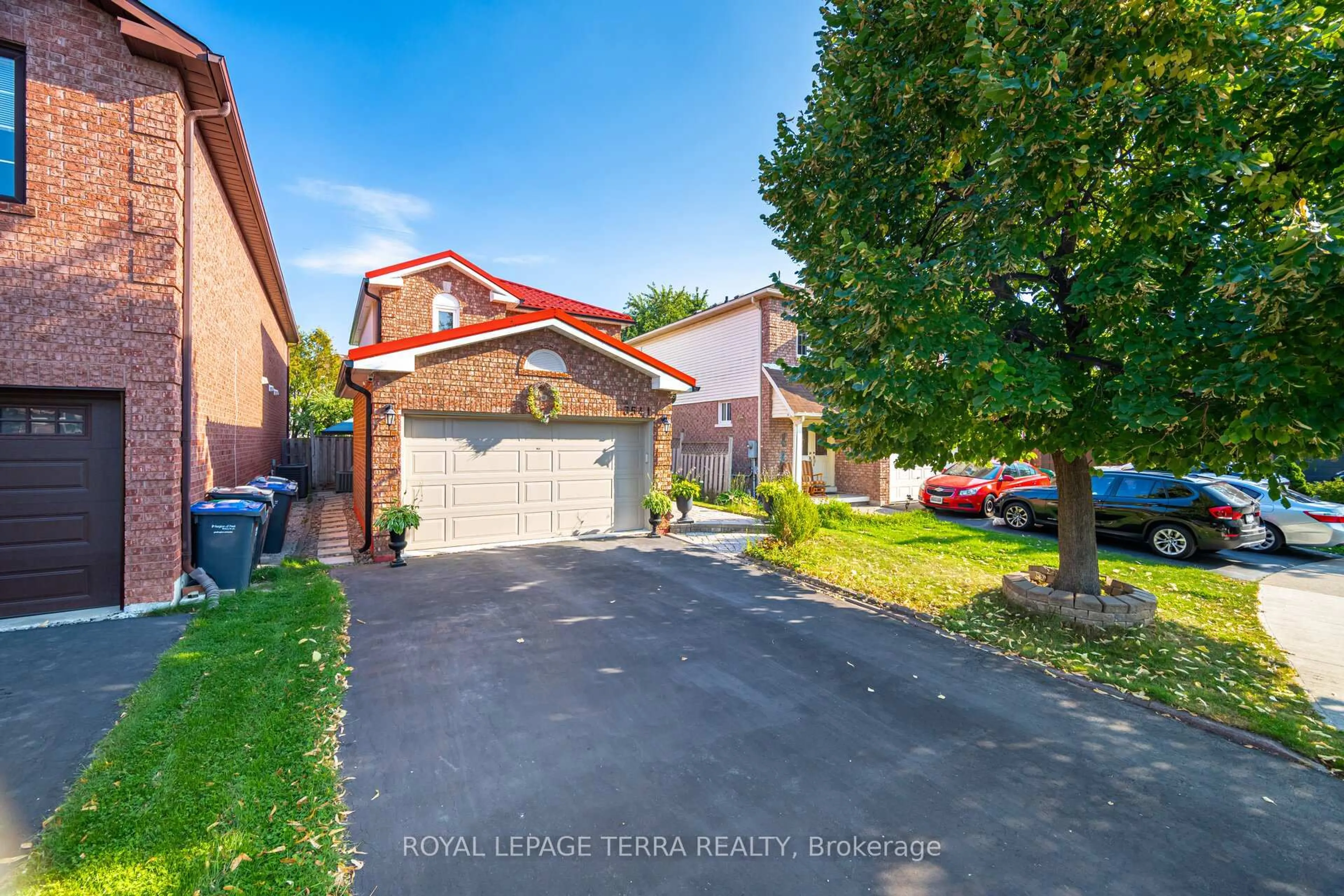 A pic from outside/outdoor area/front of a property/back of a property/a pic from drone, street for 3541 Nutcracker Dr, Mississauga Ontario L5N 6G2