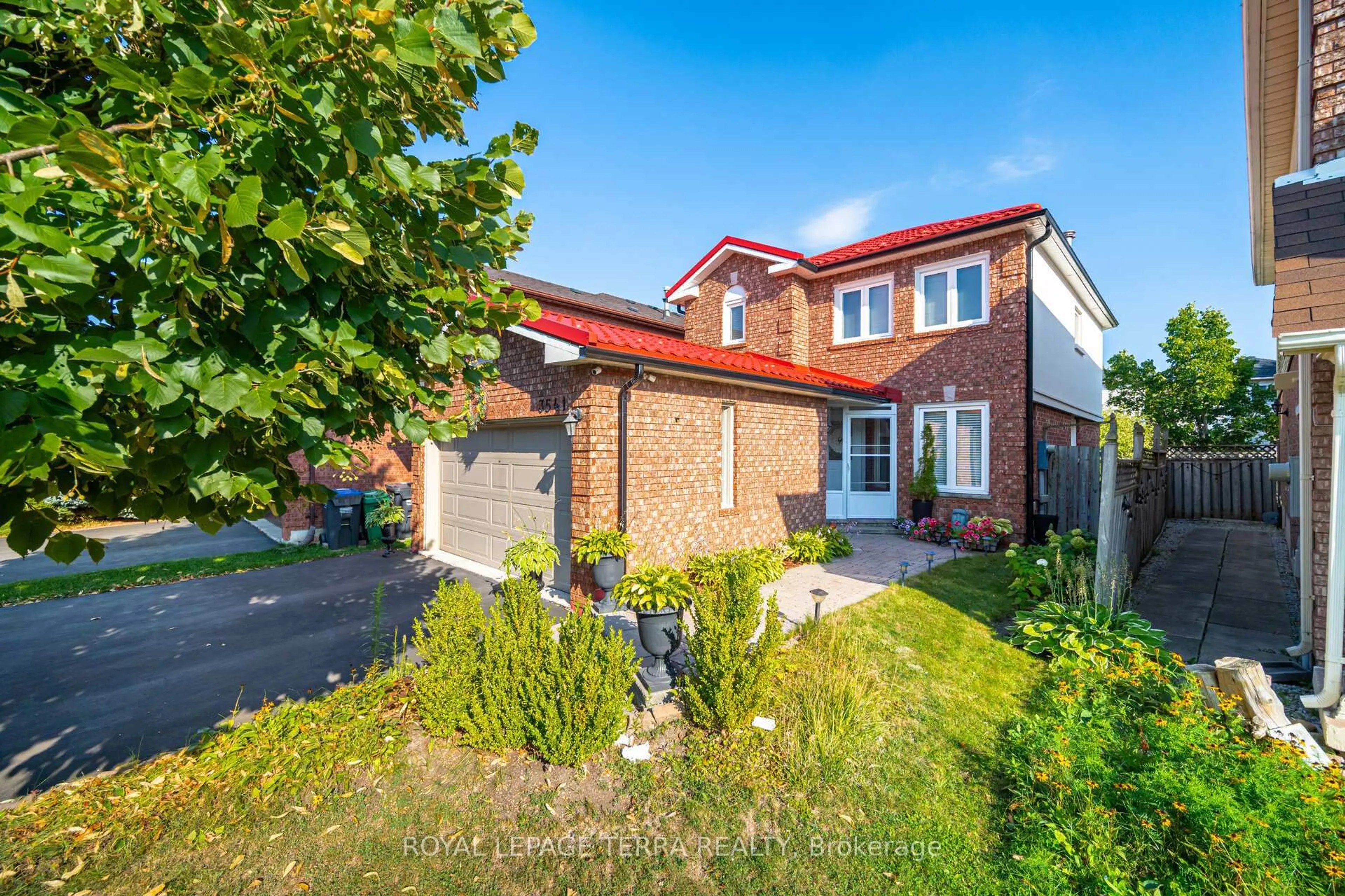 A pic from outside/outdoor area/front of a property/back of a property/a pic from drone, street for 3541 Nutcracker Dr, Mississauga Ontario L5N 6G2