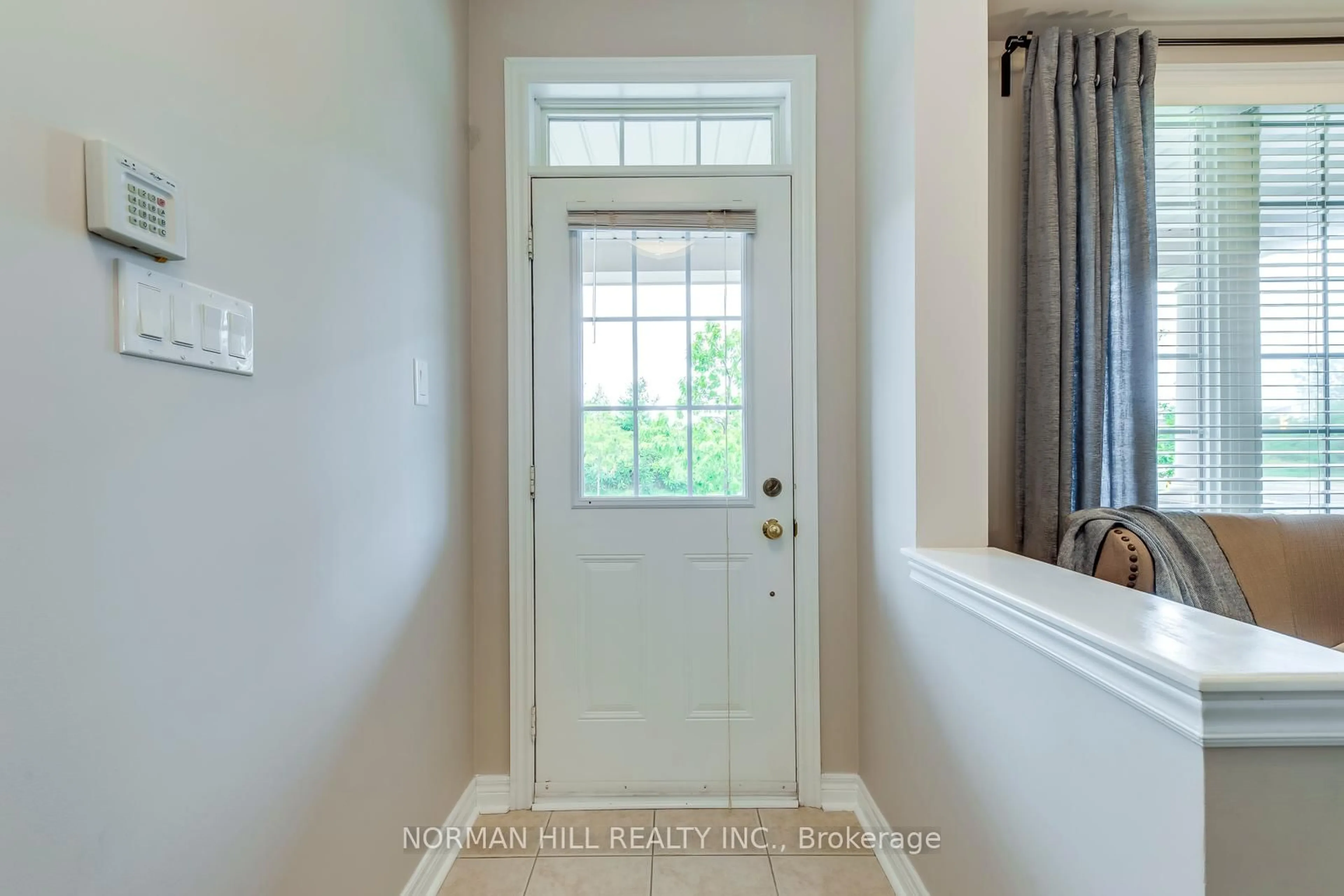 Indoor entryway for 536 Savoline Blvd, Milton Ontario L9T 7X3