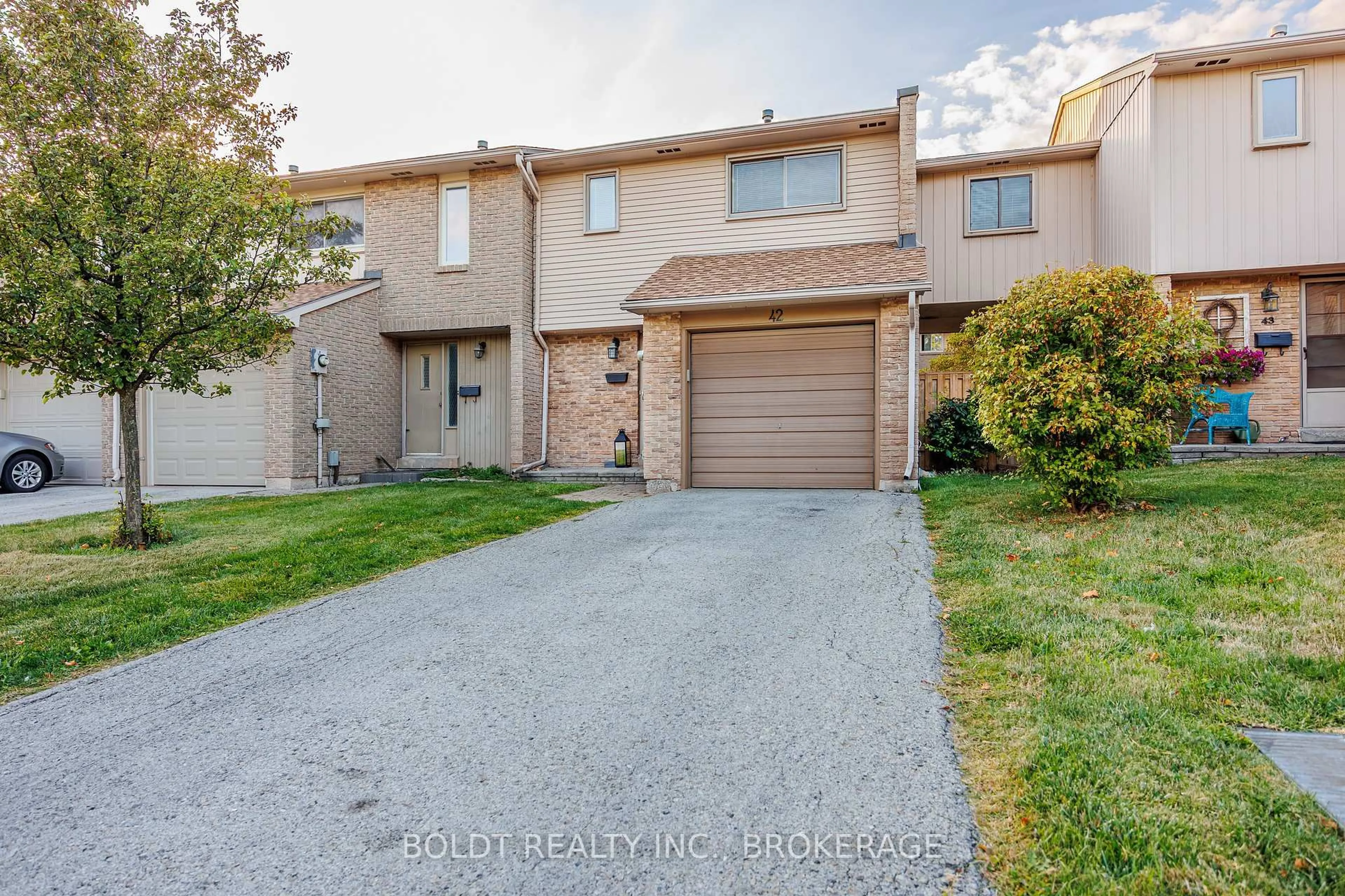 A pic from outside/outdoor area/front of a property/back of a property/a pic from drone, street for 1532 Lancaster Dr #42, Oakville Ontario L6H 2Z3