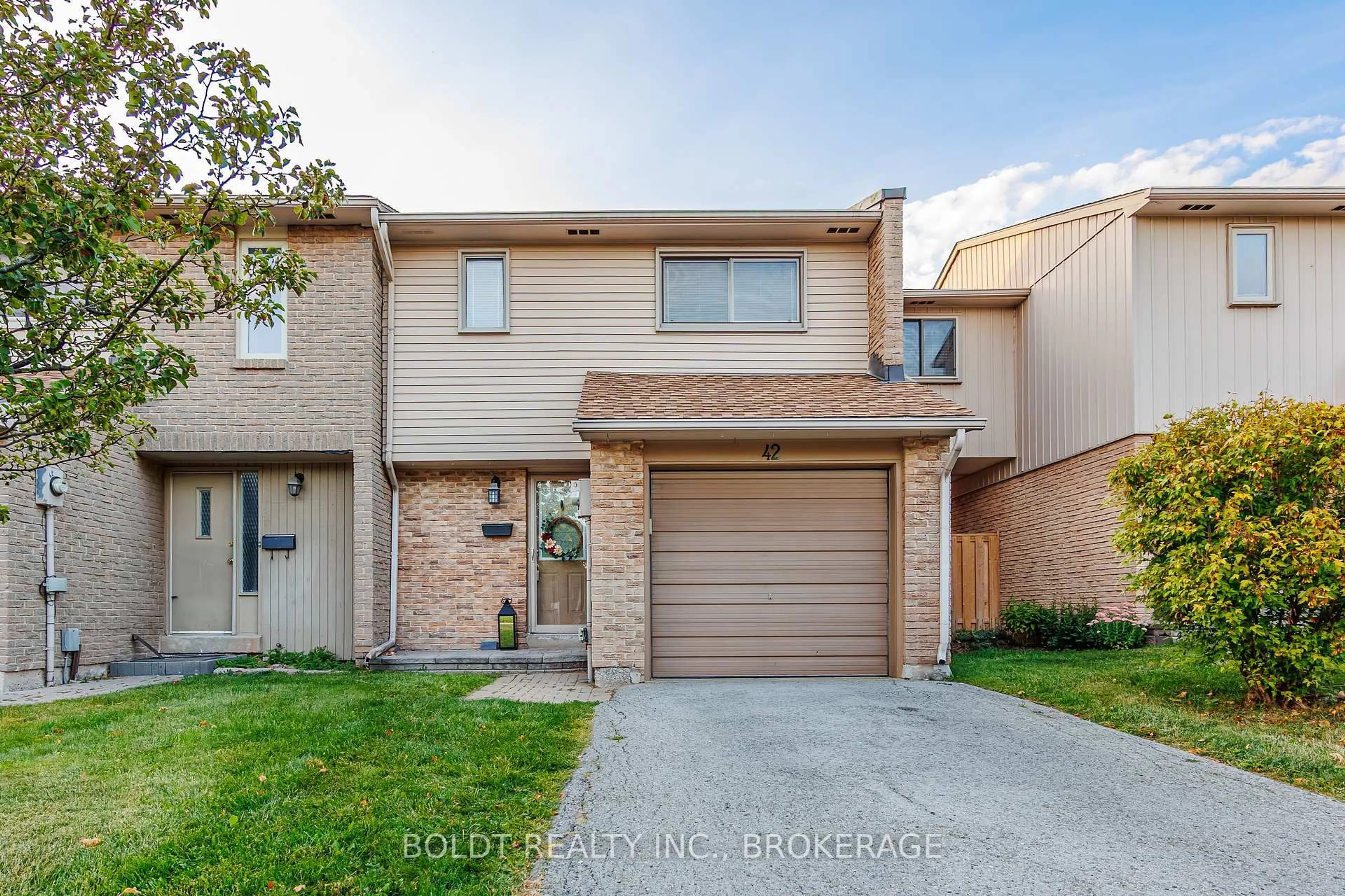 Home with brick exterior material, street for 1532 Lancaster Dr #42, Oakville Ontario L6H 2Z3