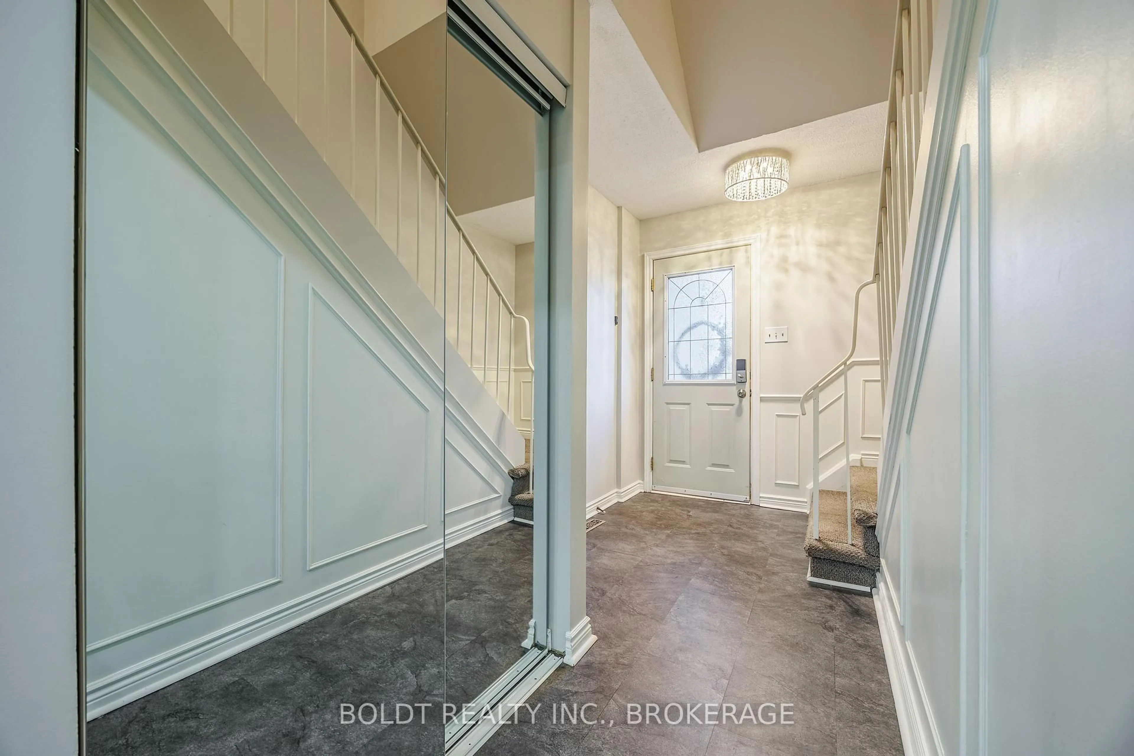 Indoor entryway for 1532 Lancaster Dr #42, Oakville Ontario L6H 2Z3